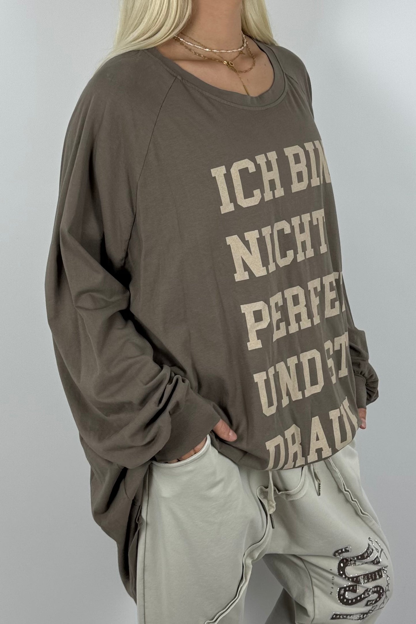 Oversize Longshirt mit Statement-Print –Mud