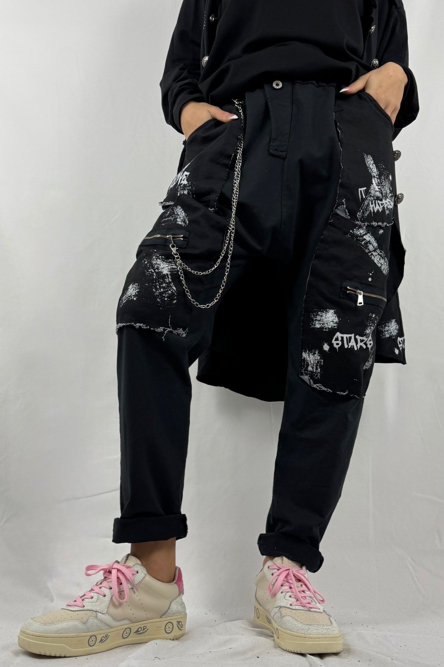 Baggy Hose mit Print, Kette & Zipper-Taschen –Schwarz