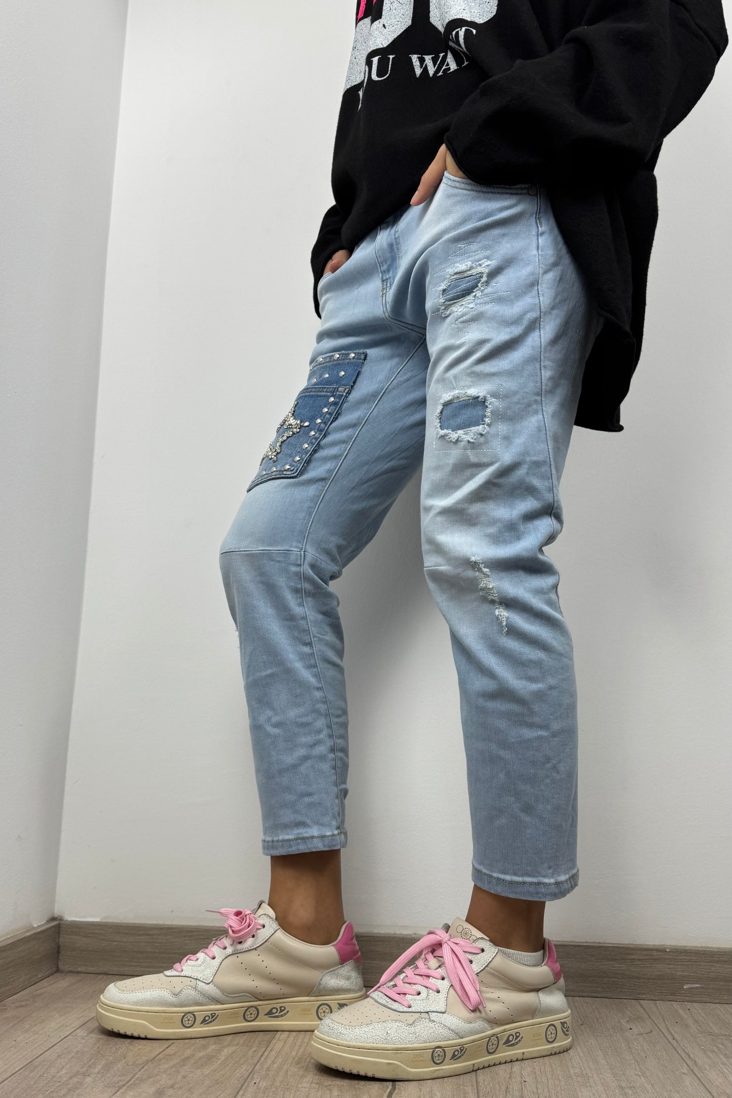 Jeans mit Strass-Stern & Nieten-Tasche