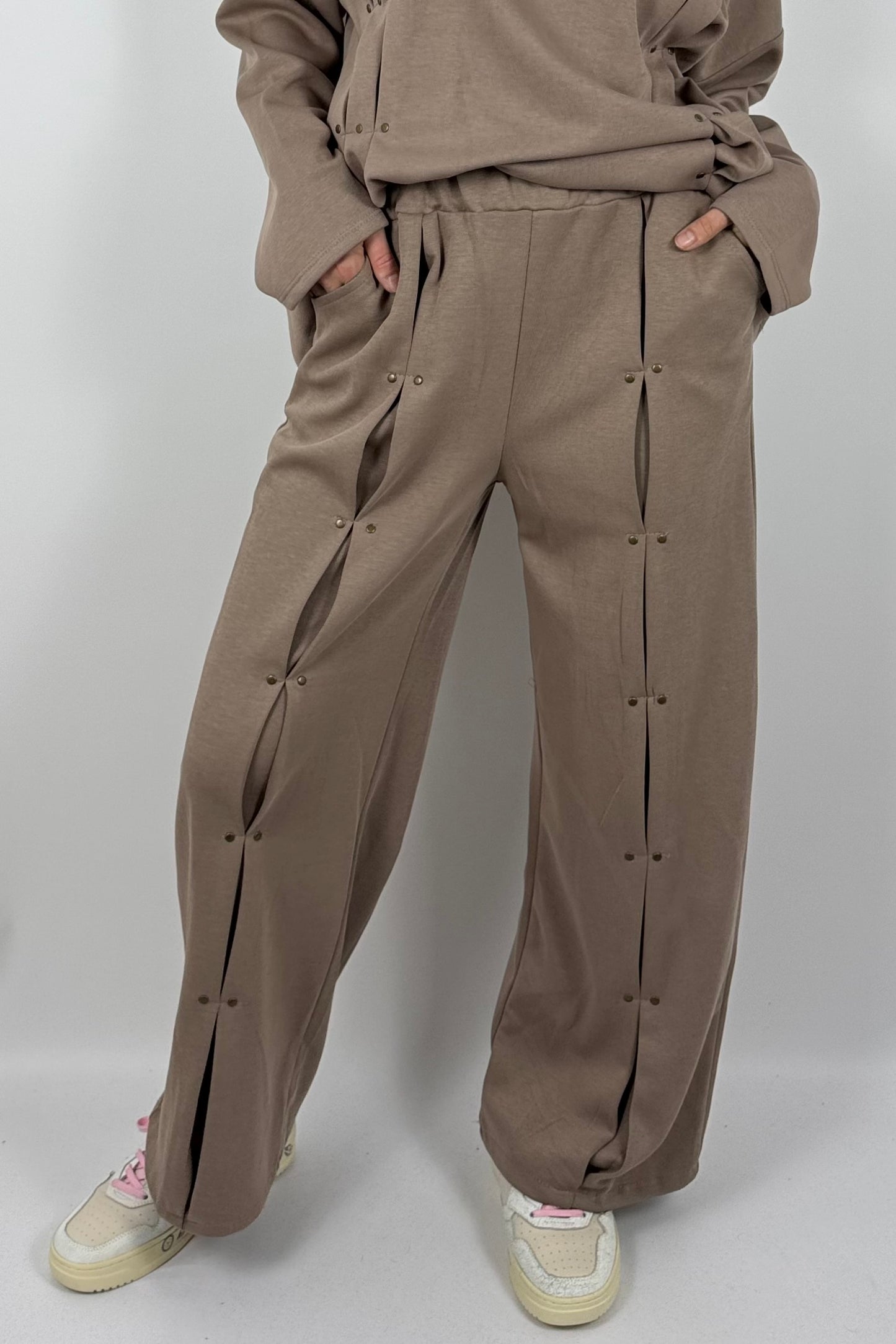 Damen Hose mit Faltendetails & Nieten – Mud