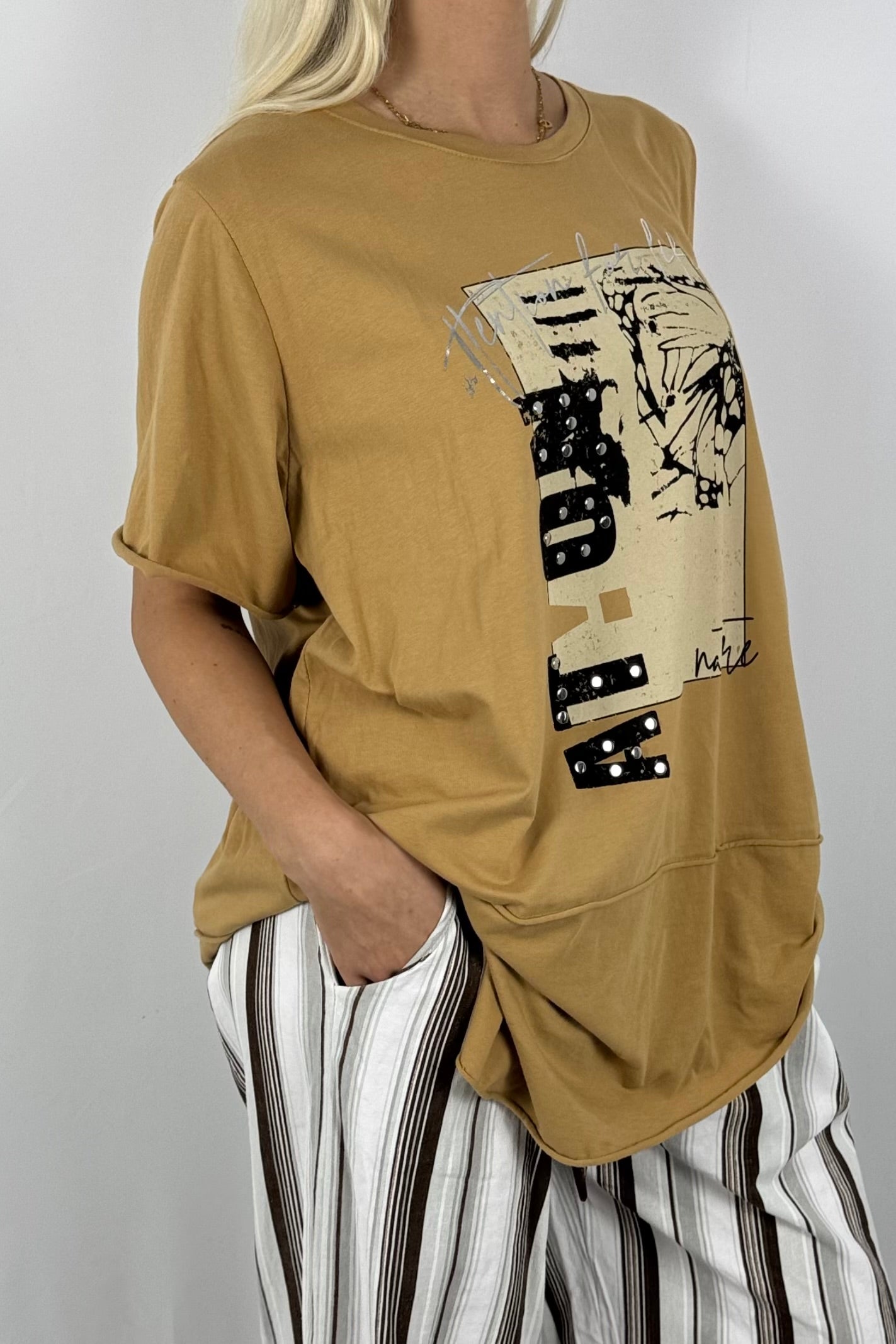 Asymmetrisches Shirt mit Print & Cut-Out-Details – modern und bequem-Kamel
