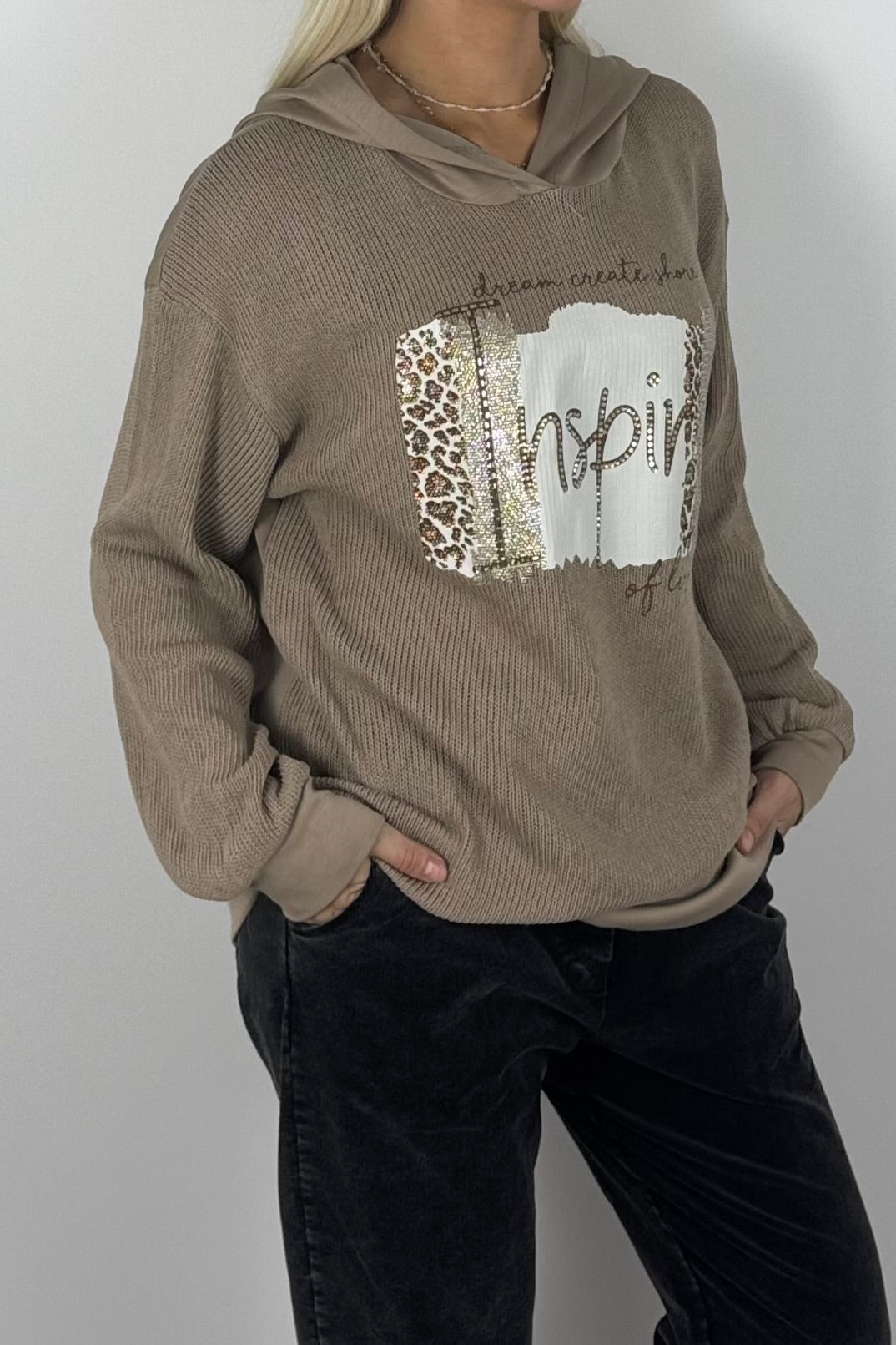 Damen Pullover mit Kapuze & Inspire-Print – Mud