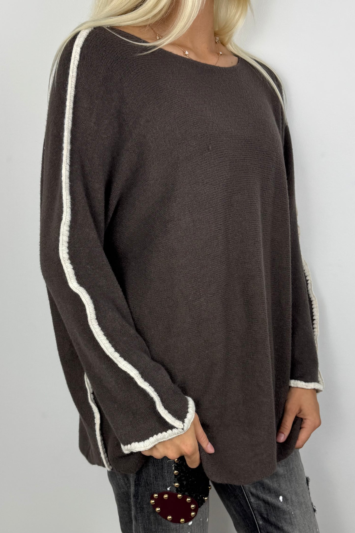 Locker geschnittenes Strickshirt mit Kontrastkante –Choco