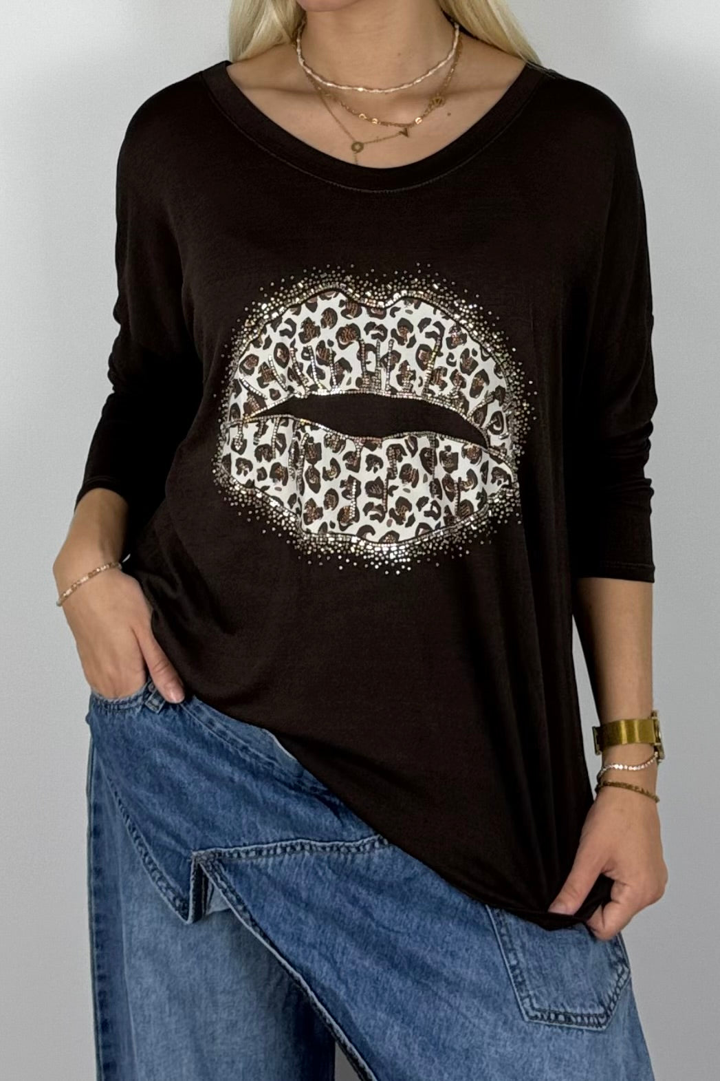Damen Oversize Shirt mit Leo-Lippen & Glitzer – Schoko