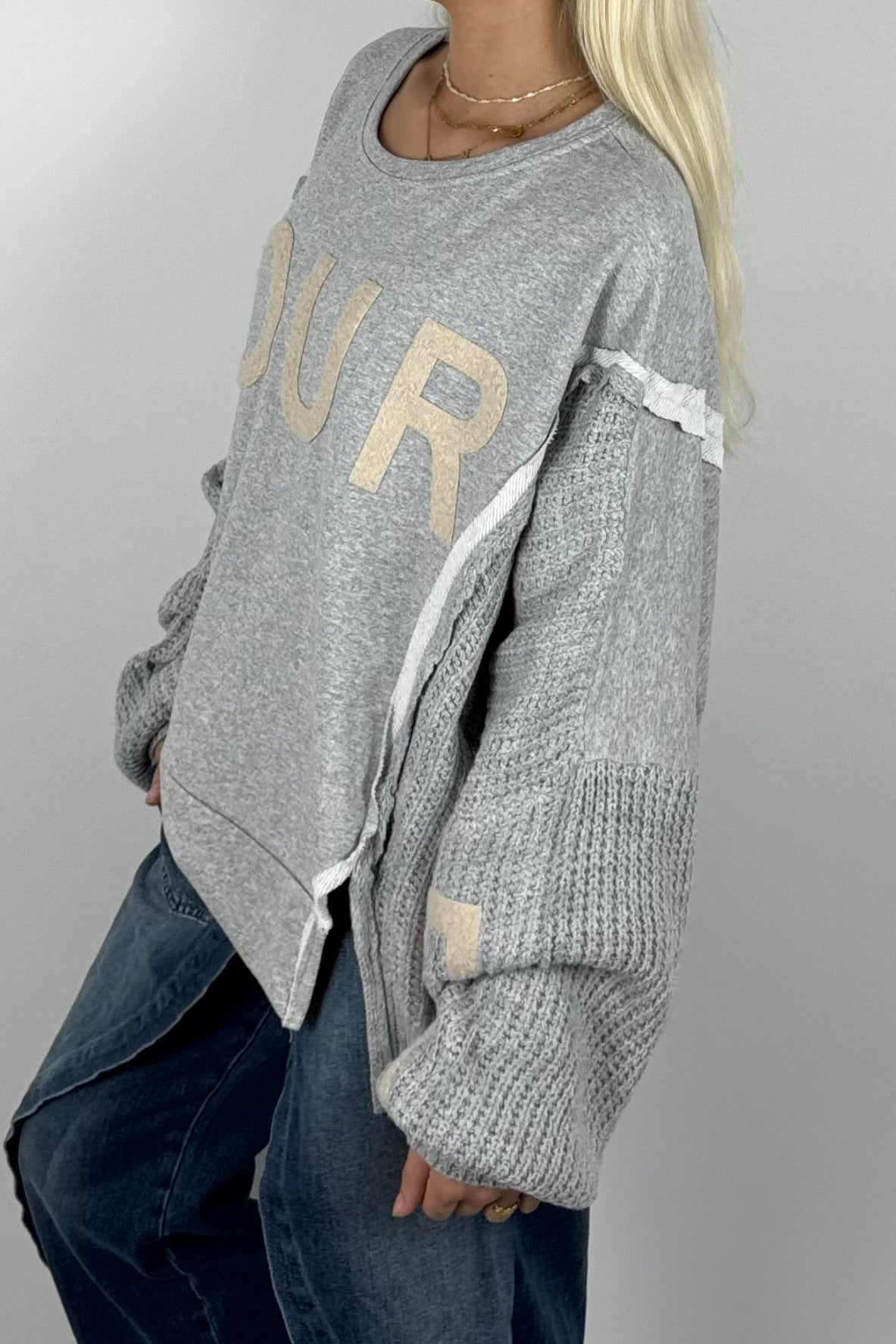 Damen Oversize Sweatshirt mit Strickärmeln & Statement – Hellgrau