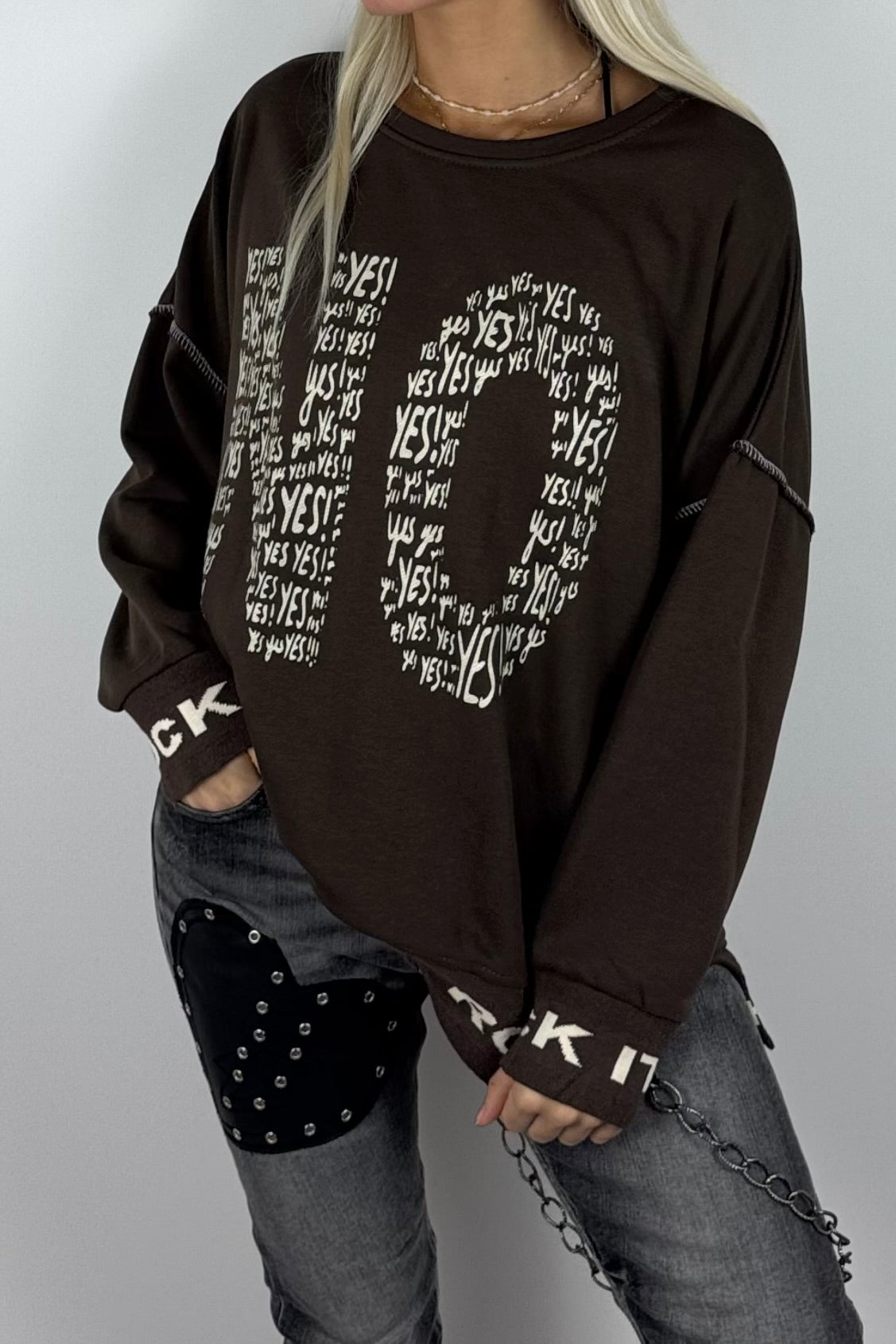 Damen-Sweatshirt mit „NO“-Print und „Rock It“-Bündchen-Schoko