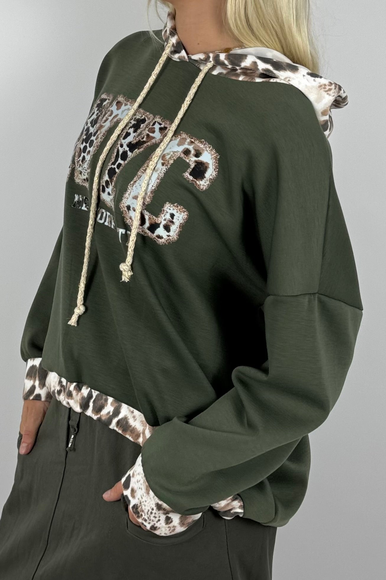 Oversize Pullover mit Kapuze & NYC Leo-Print – Khaki