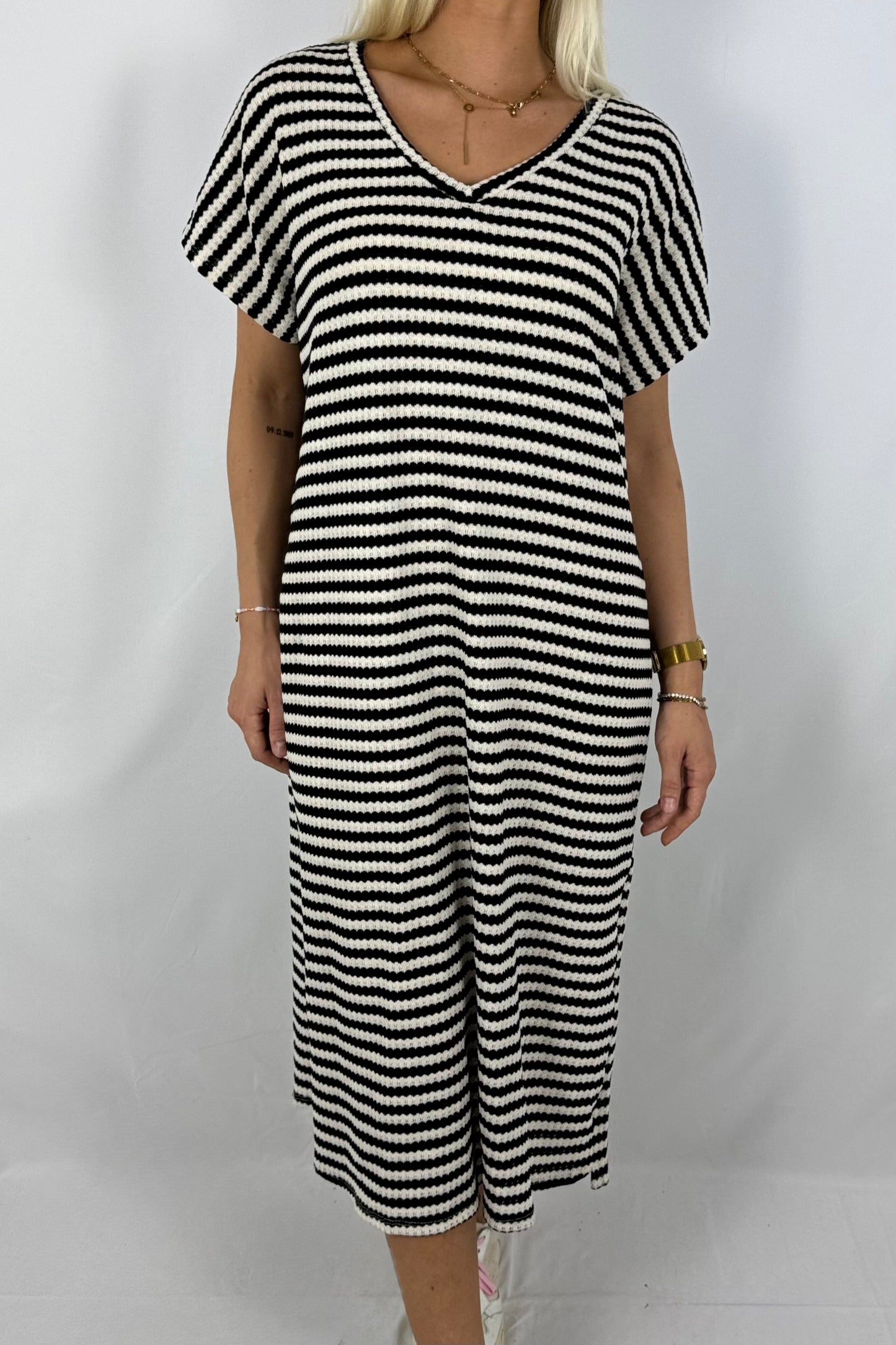 Gestreiftes Strickkleid mit V-Ausschnitt-Schwarz