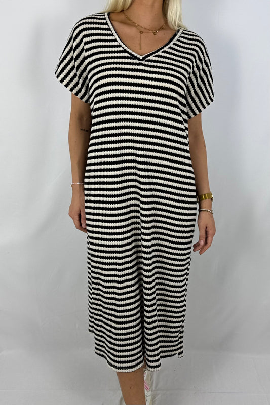 Gestreiftes Strickkleid mit V-Ausschnitt-Schwarz