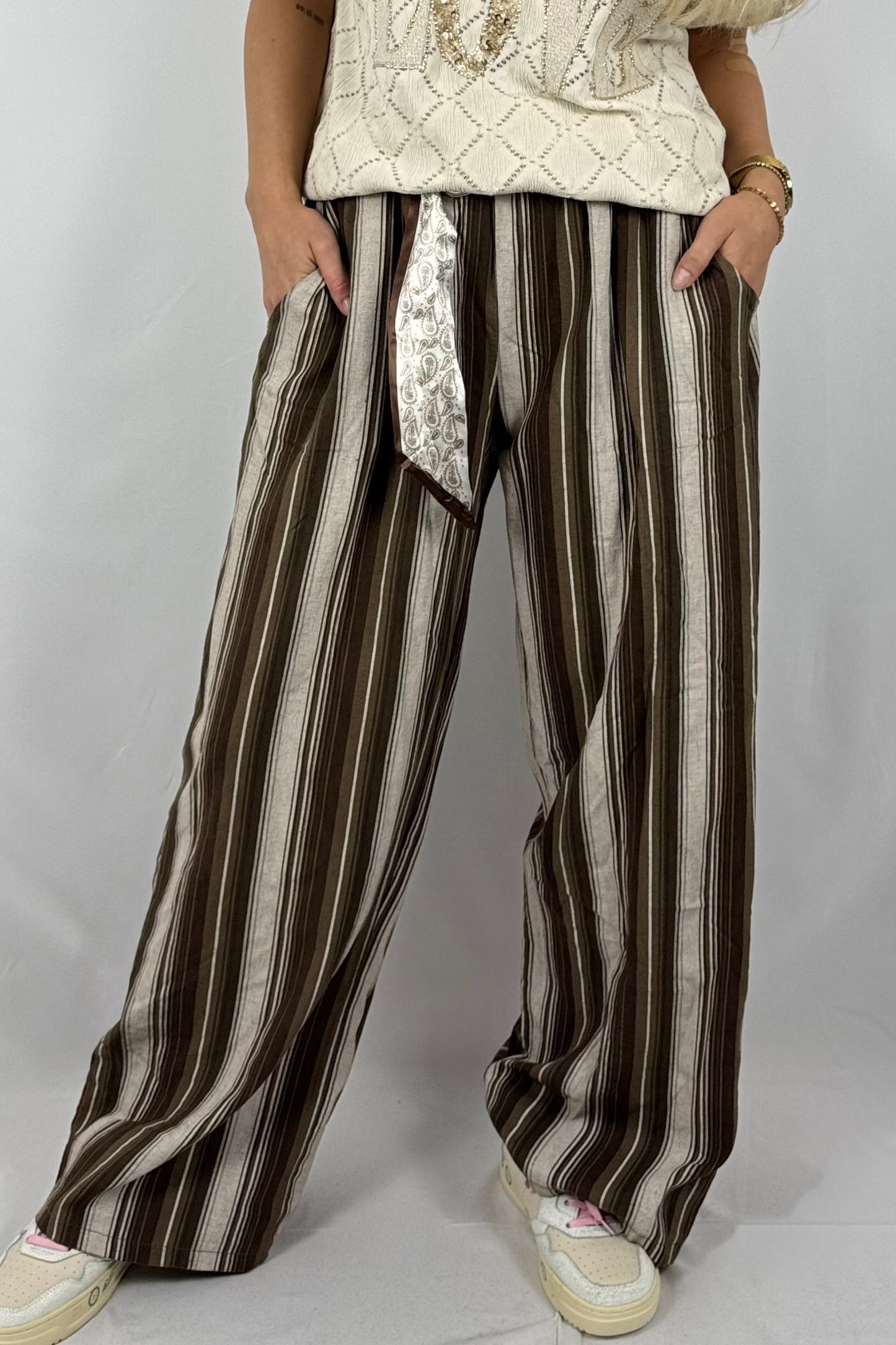 Leinenhose mit Streifenmuster & Gürtel – luftiger Sommerlook-Schoko