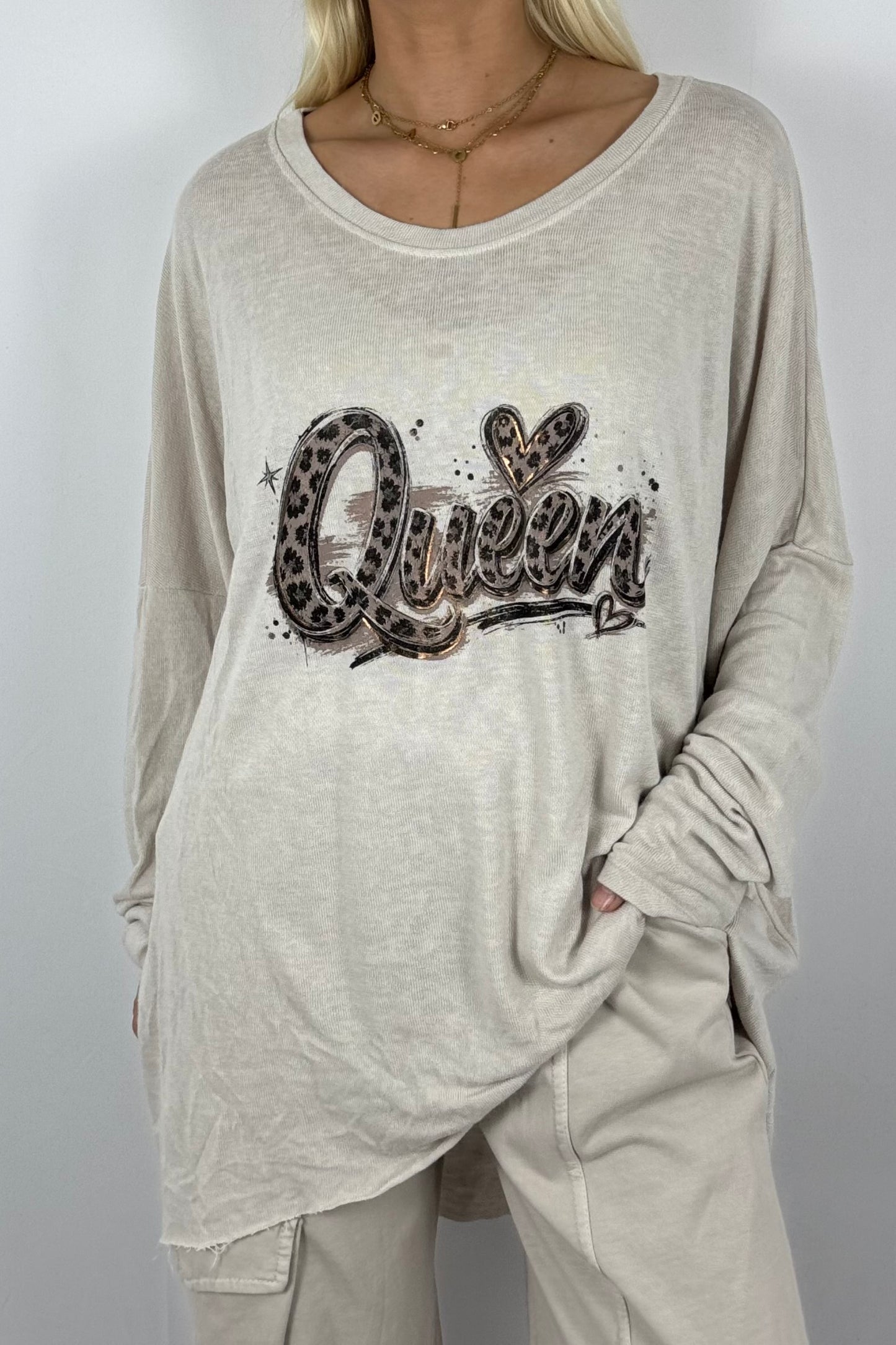 Damen Longshirt „Queen“ – Oversize mit Frontprint-Beige
