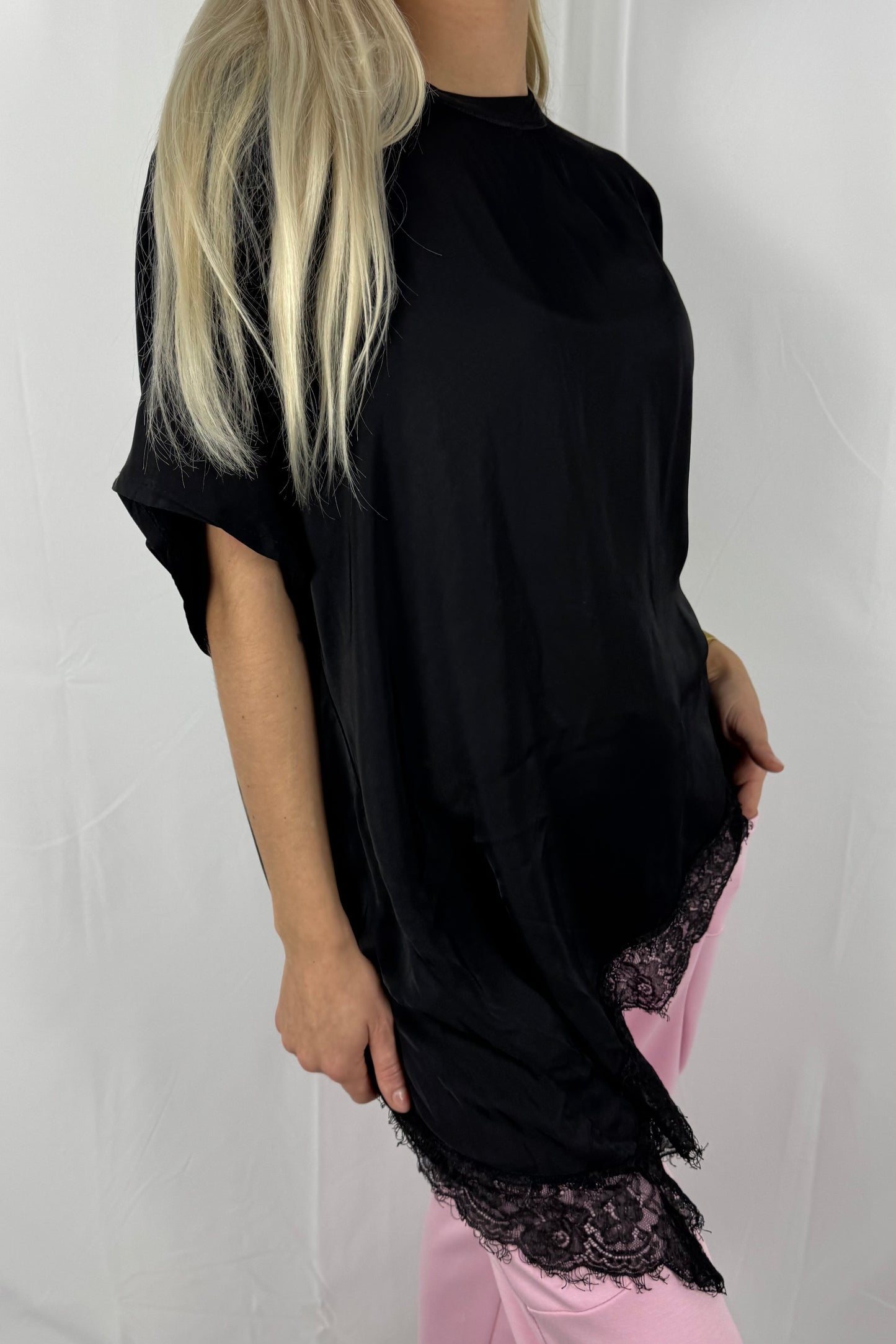 Asymmetrisches Shirt mit Spitzenabschluss –Schwarz