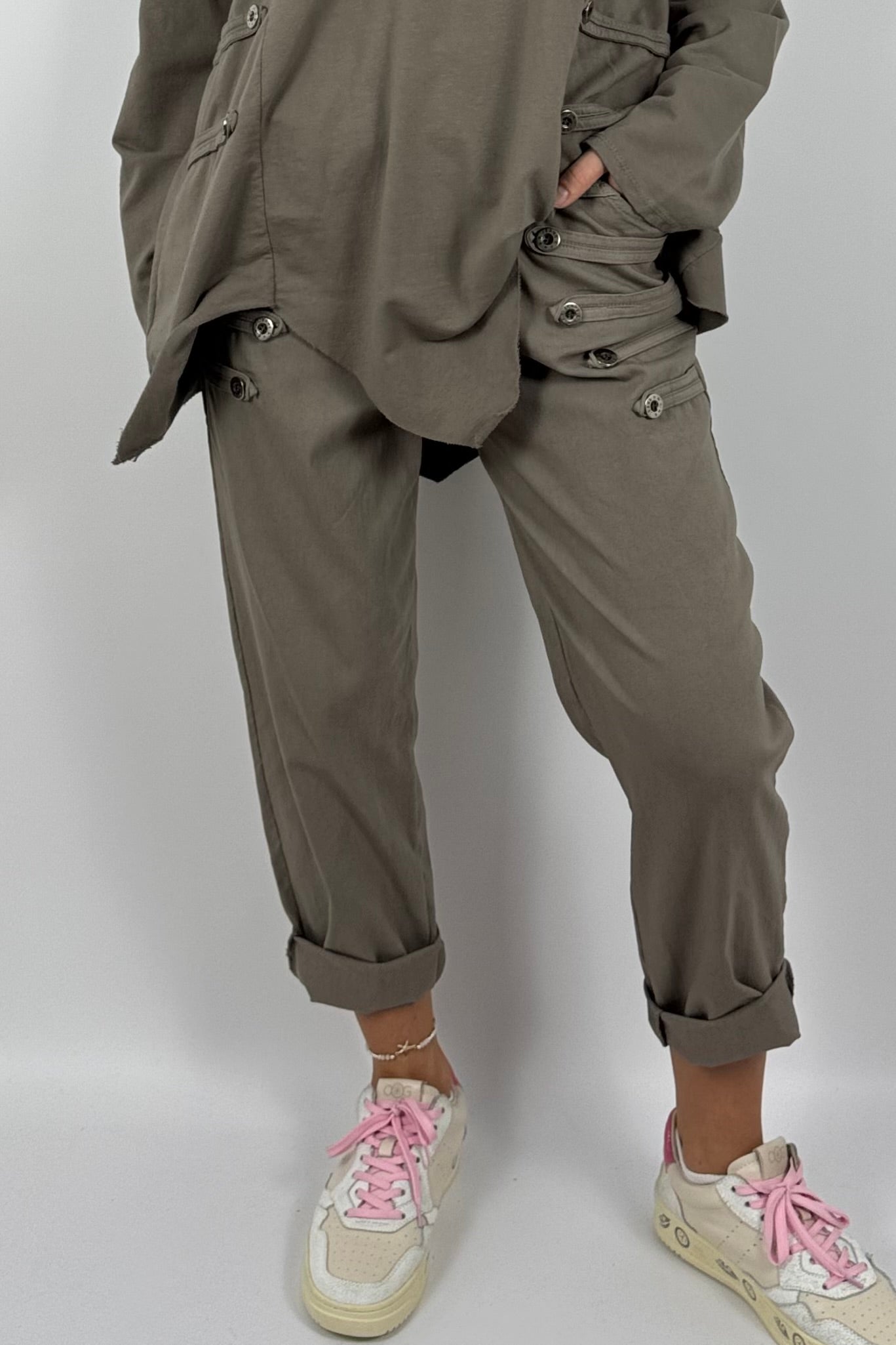 Damen Schlupfhose mit Knopfdetails – Mud