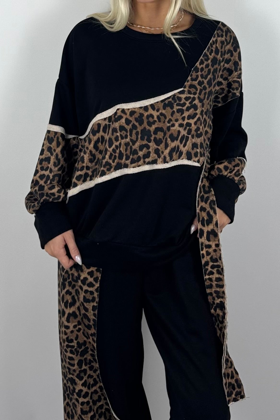 Oversize Damen Sweatshirt mit Leo-Muster & asymmetrischem Design - Schwarz