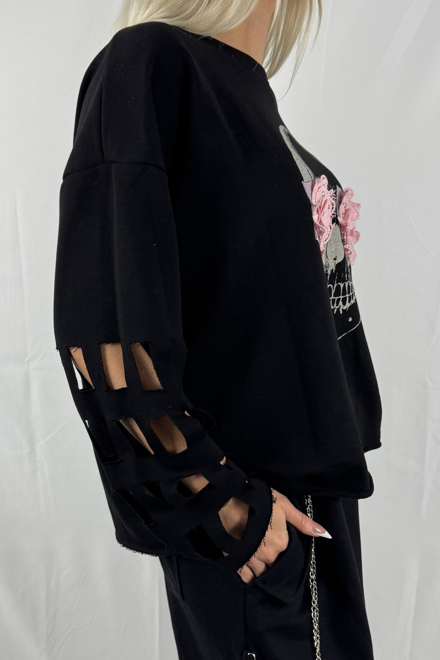 Oversize Shirt mit Totenkopf-Print & Cut-Out-Ärmeln –Schwarz