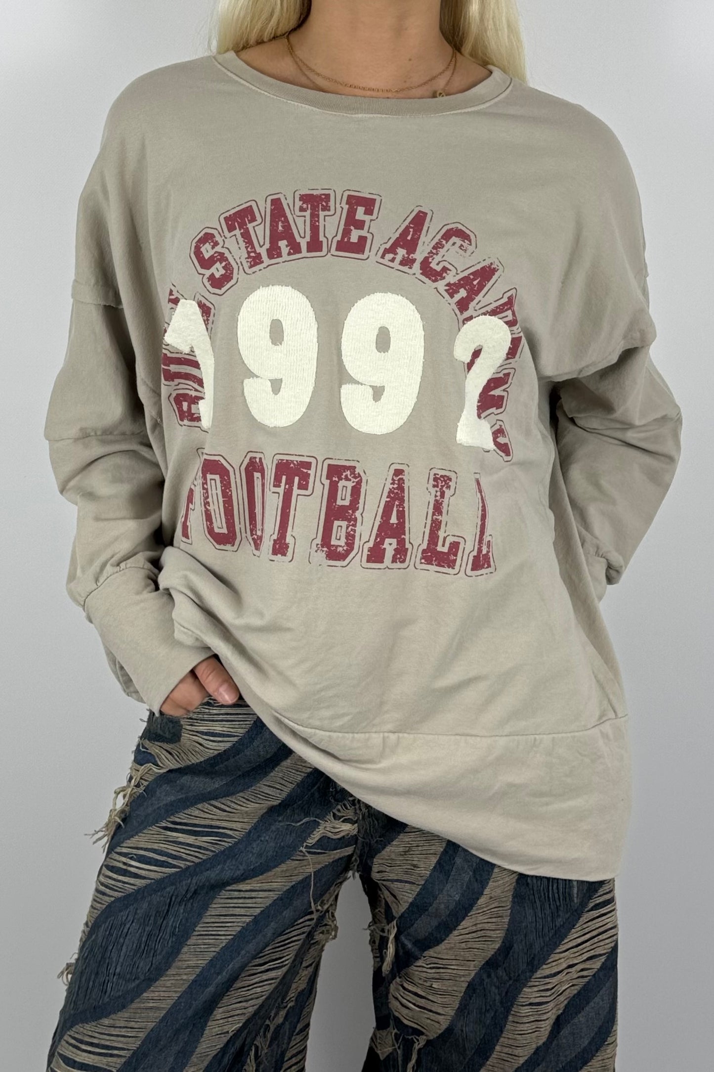 Damen Oversize Sweatshirt „1992 Football“ – College Style-Beige