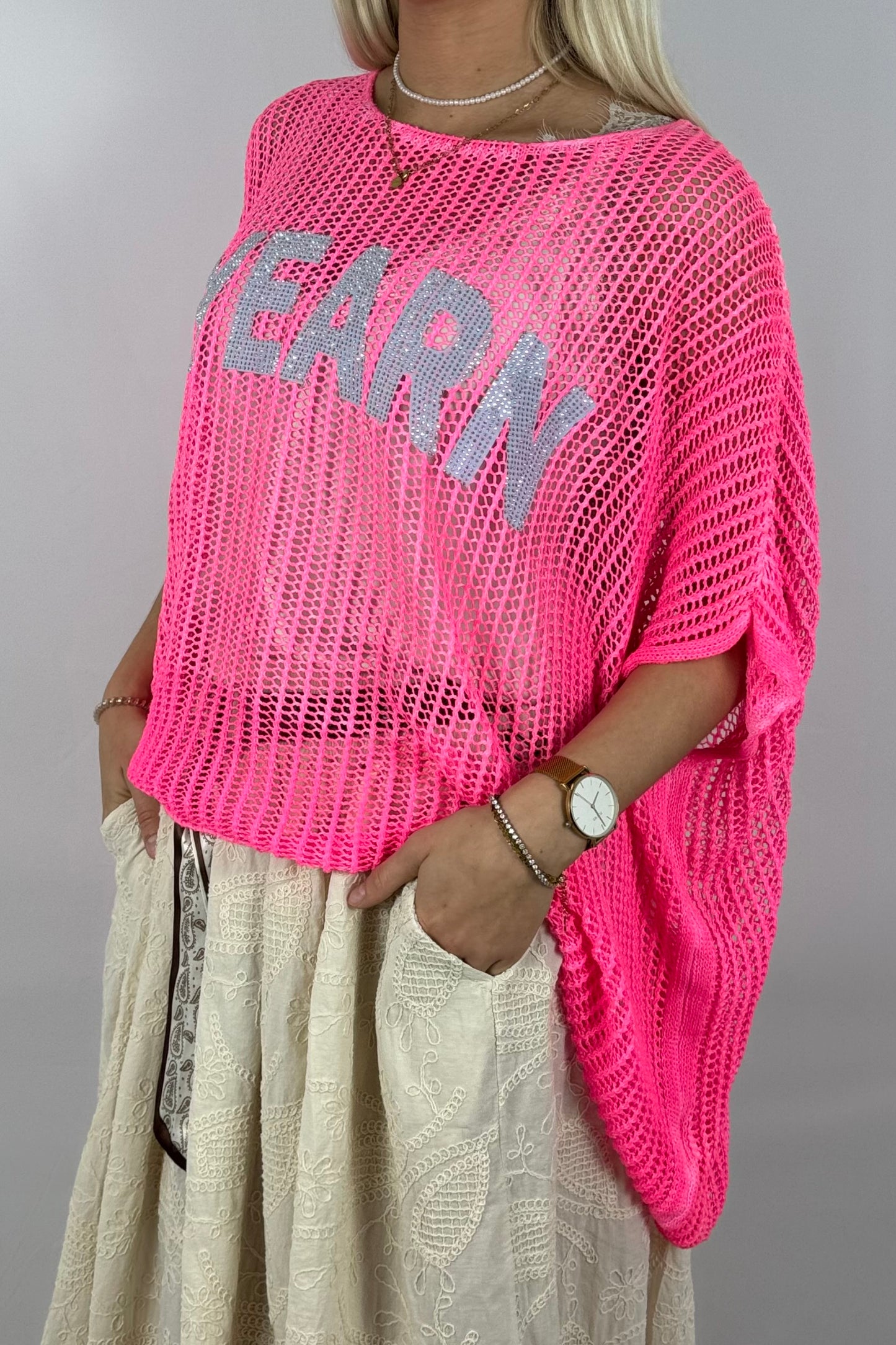 Oversize Strickshirt „YEARN“ – Netzlook Statement Shirt-Neon Pink