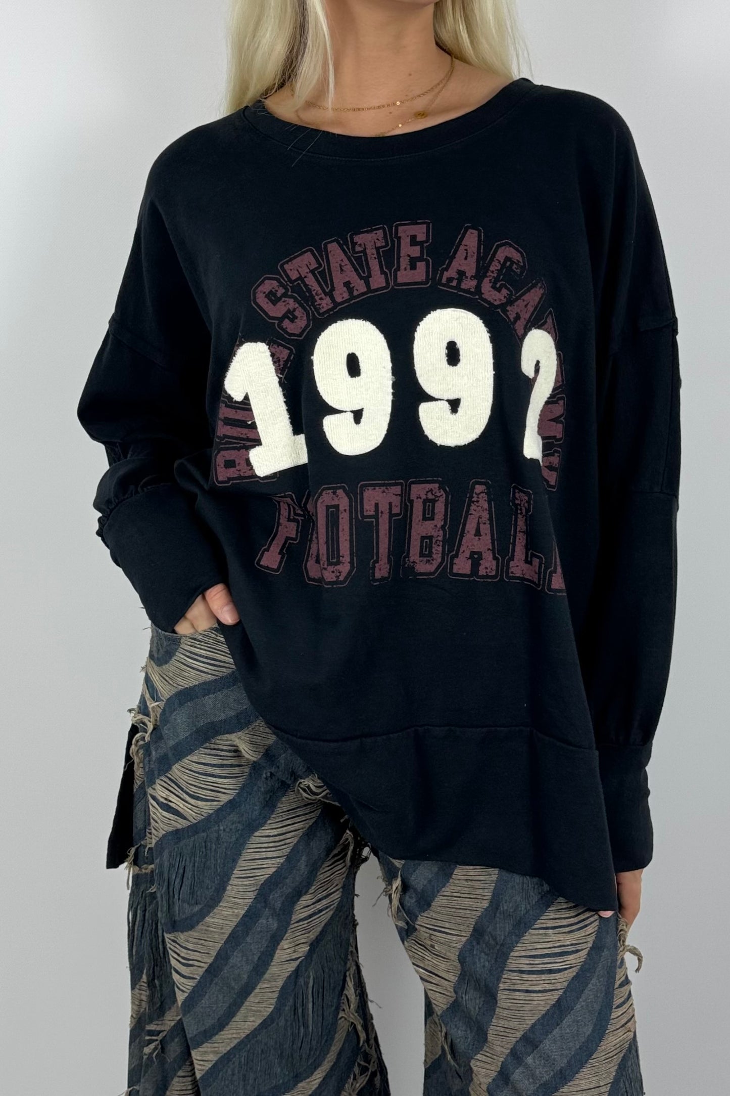 Damen Oversize Sweatshirt „1992 Football“ – College Style-Schwarz