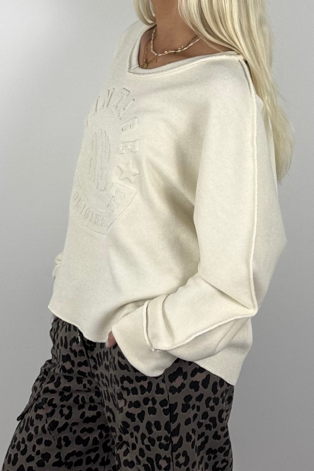 Oversize Damen Sweatshirt mit Vintage-Prägung & V-Ausschnitt – Butter