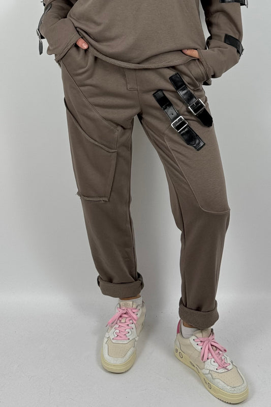 Lässige Oversize Jogginghose mit Schnallen-Details – Mud