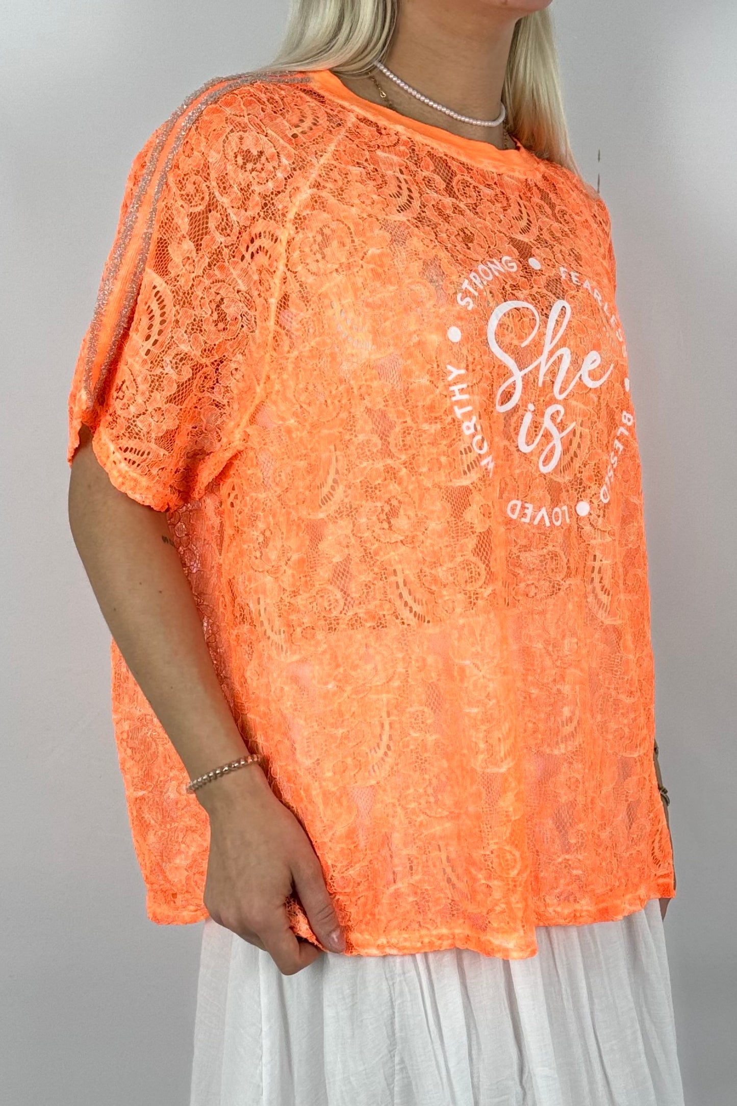 Spitzen-Shirt „She is…“ – Oversize Statement Shirt-Neon Orange