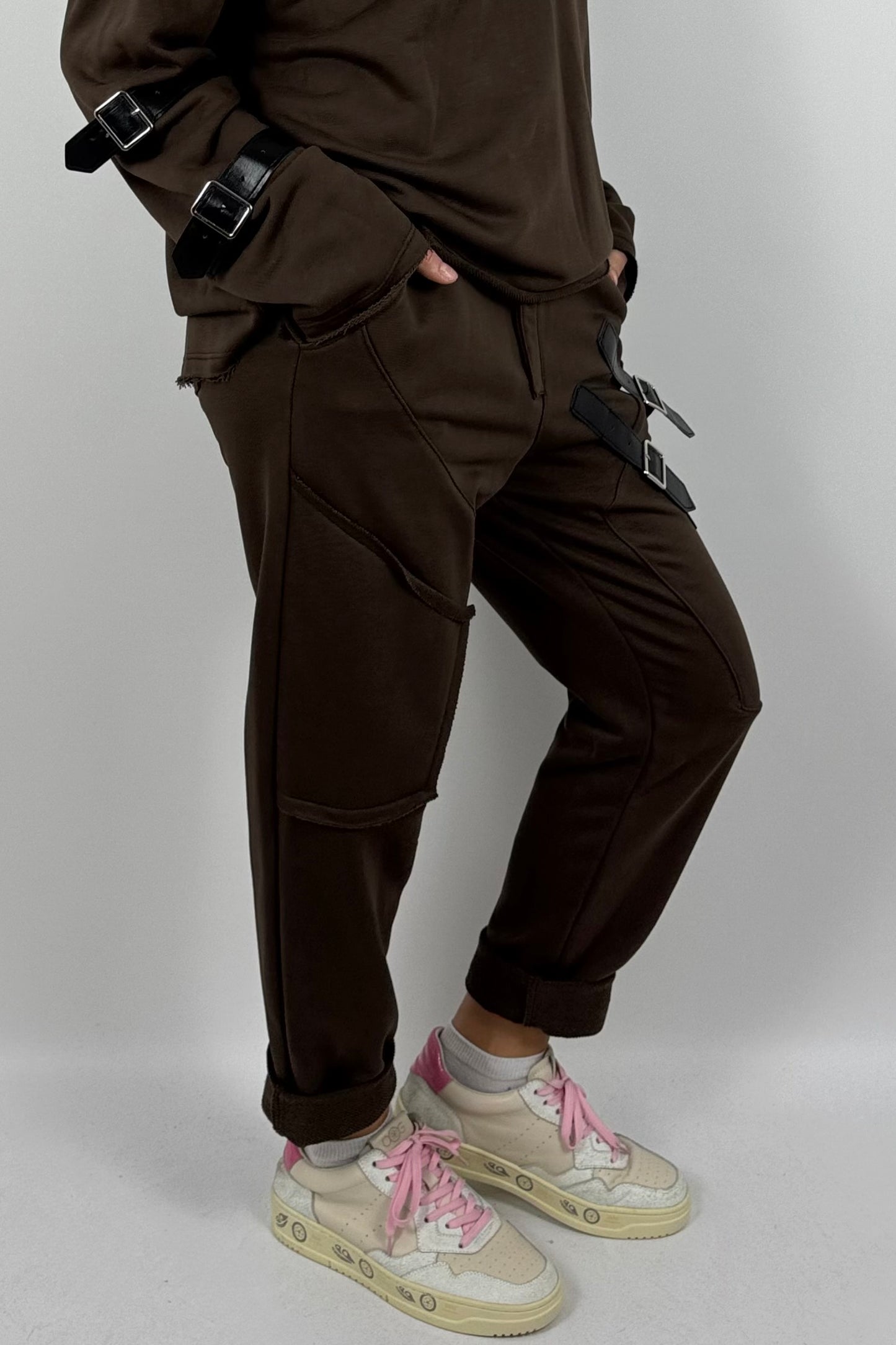 Lässige Oversize Jogginghose mit Schnallen-Details – Schoko