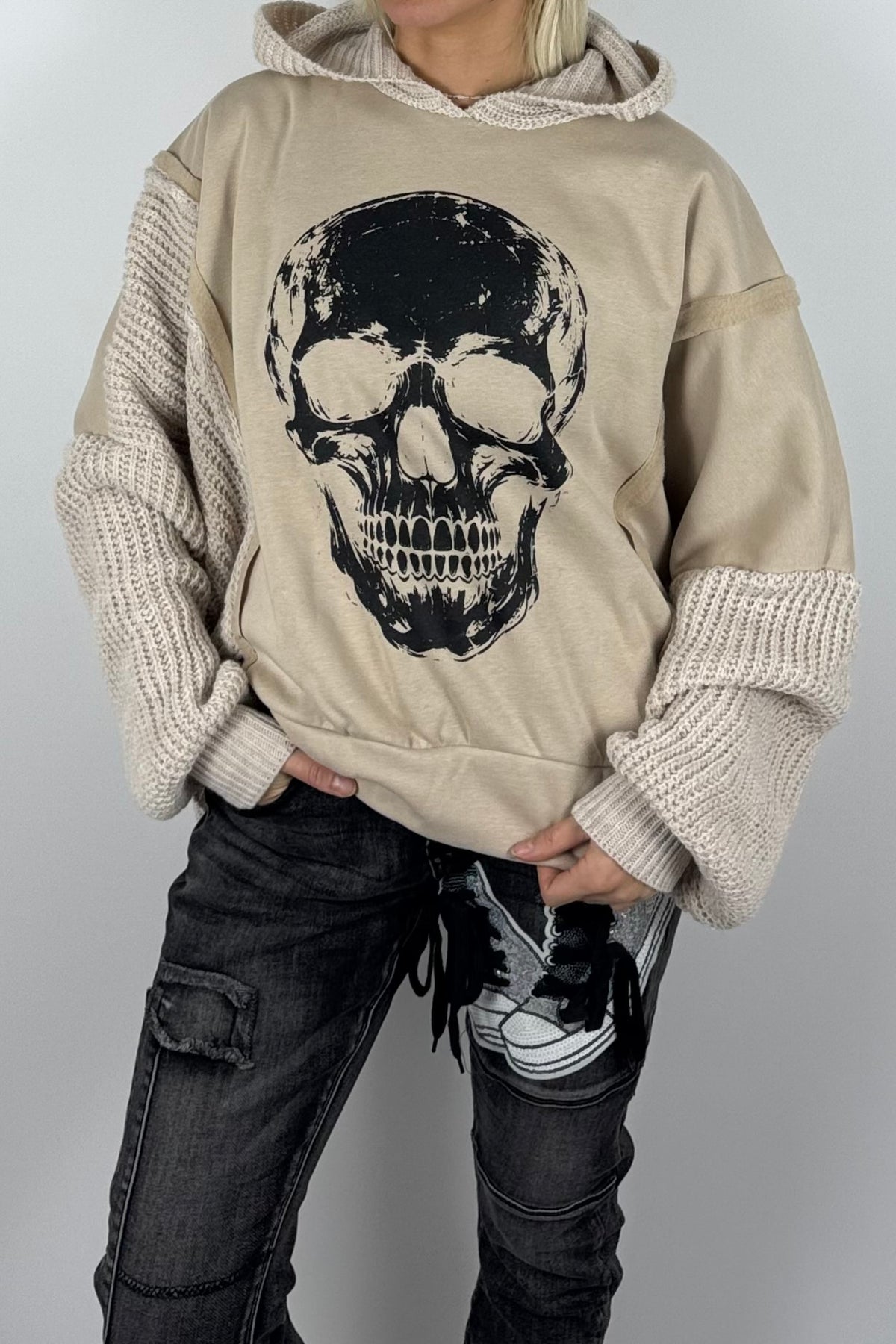 Damen-Hoodie mit Totenkopfprint und Strickdetails-Beige