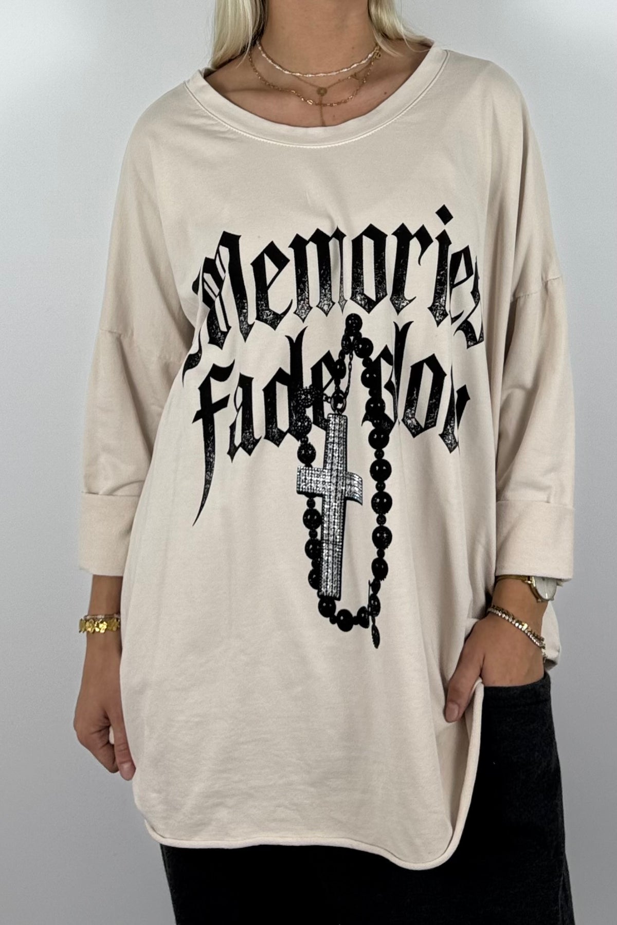 Oversize Shirt „Memories Fade Slow“ mit Kreuz-Detail –Beige