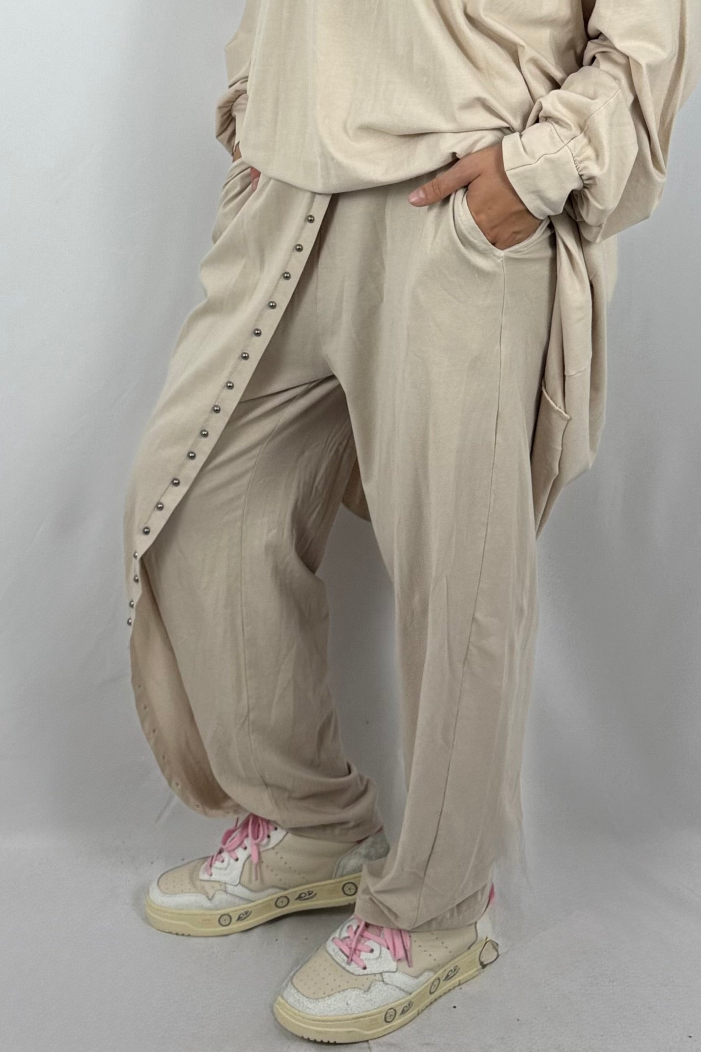 Bequeme Oversize-Hose mit Nieten-Detail-Beige