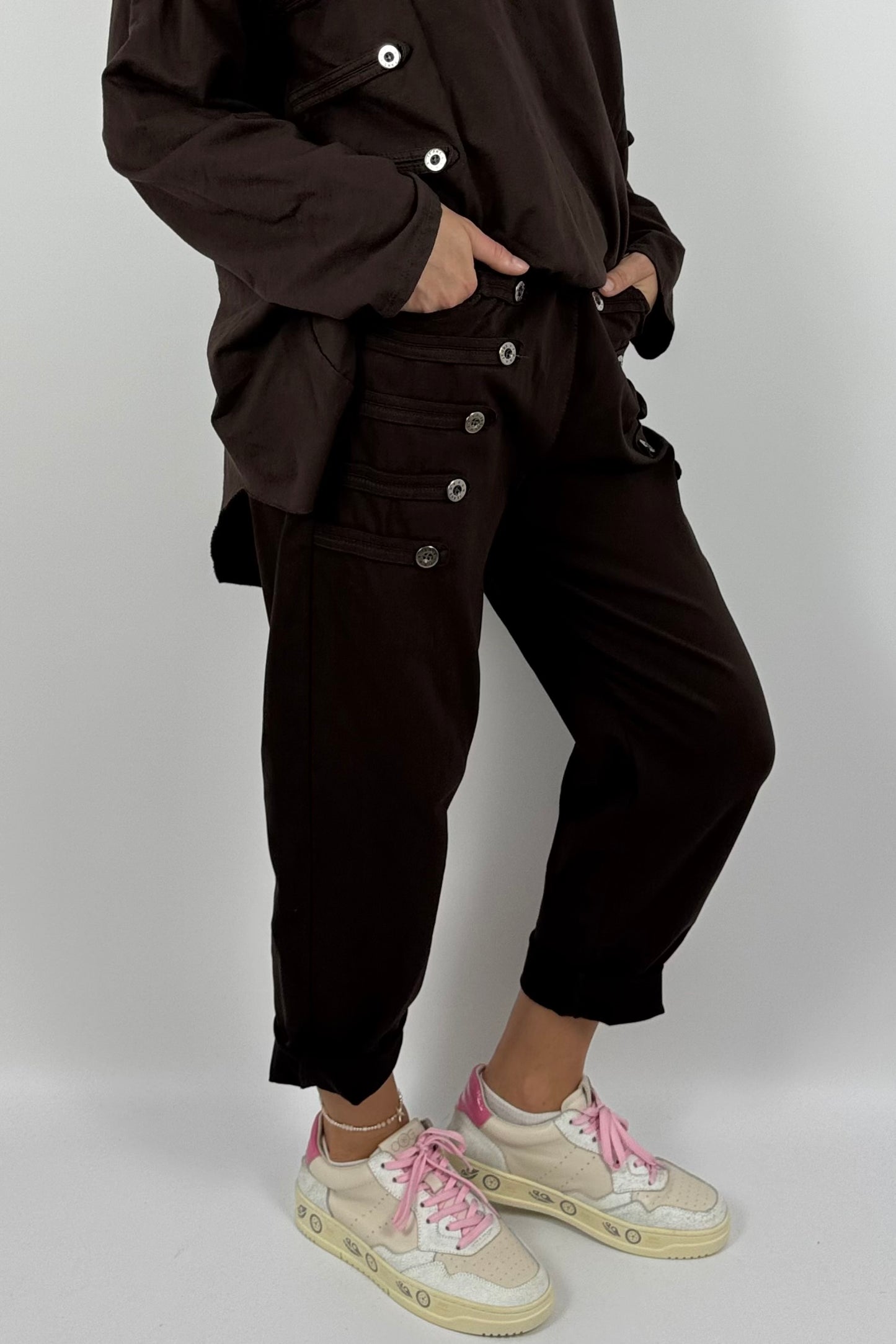 Damen Schlupfhose mit Knopfdetails – Schoko