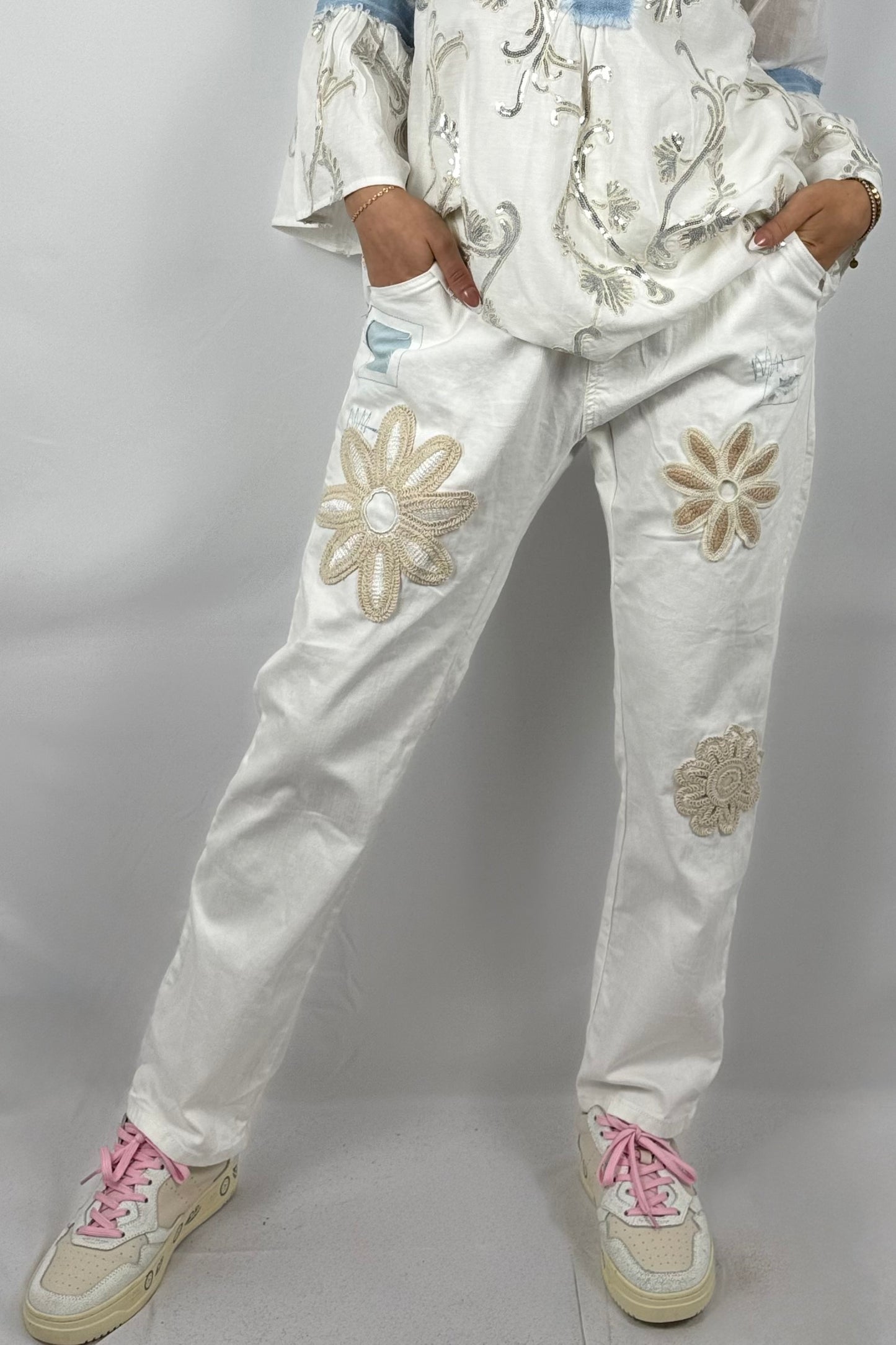 Jeans mit Blumen-Applikationen im Used-Look-Weiß