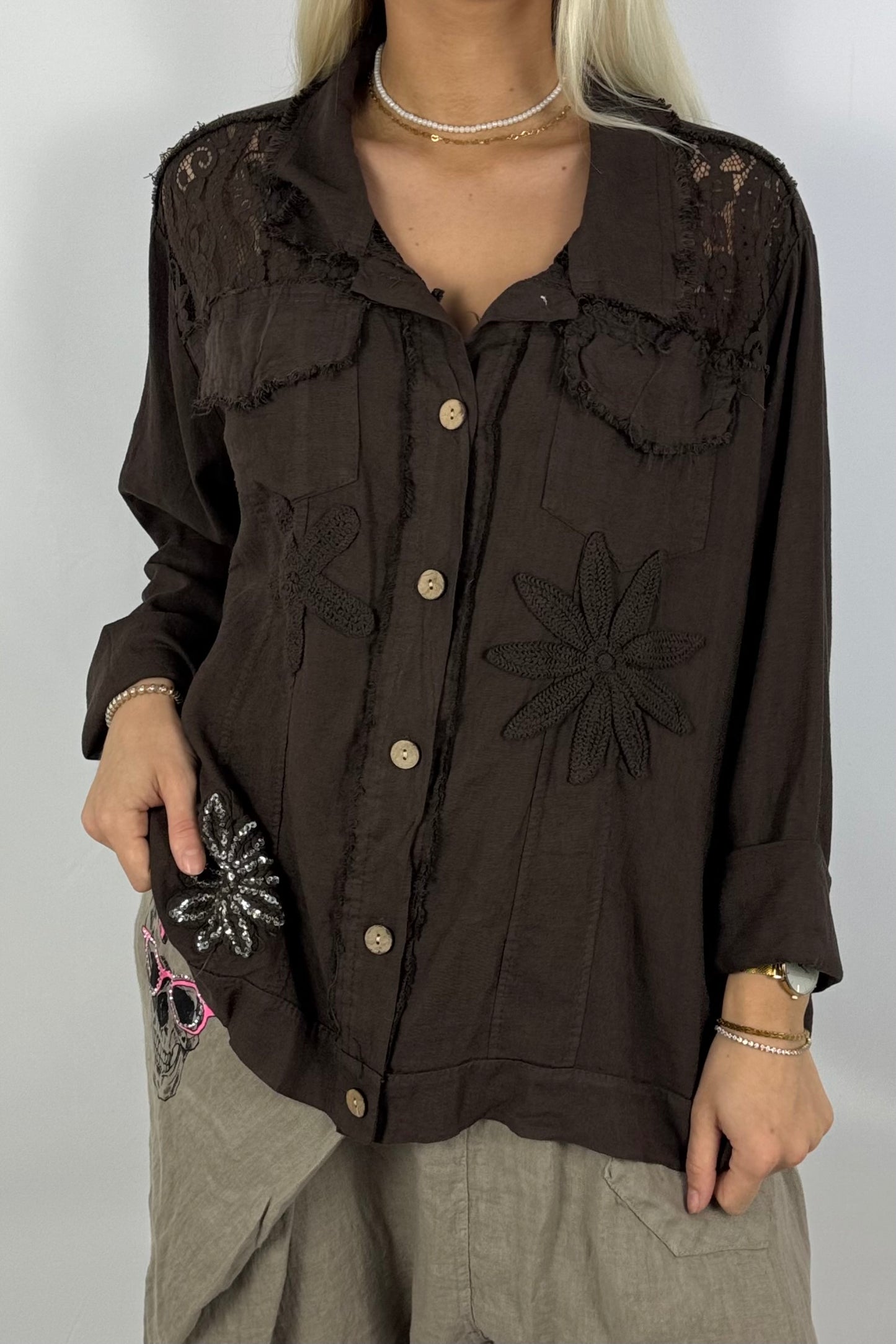 Leichte Bluse mit Häkelblumen & Spitzendetails-Schoko