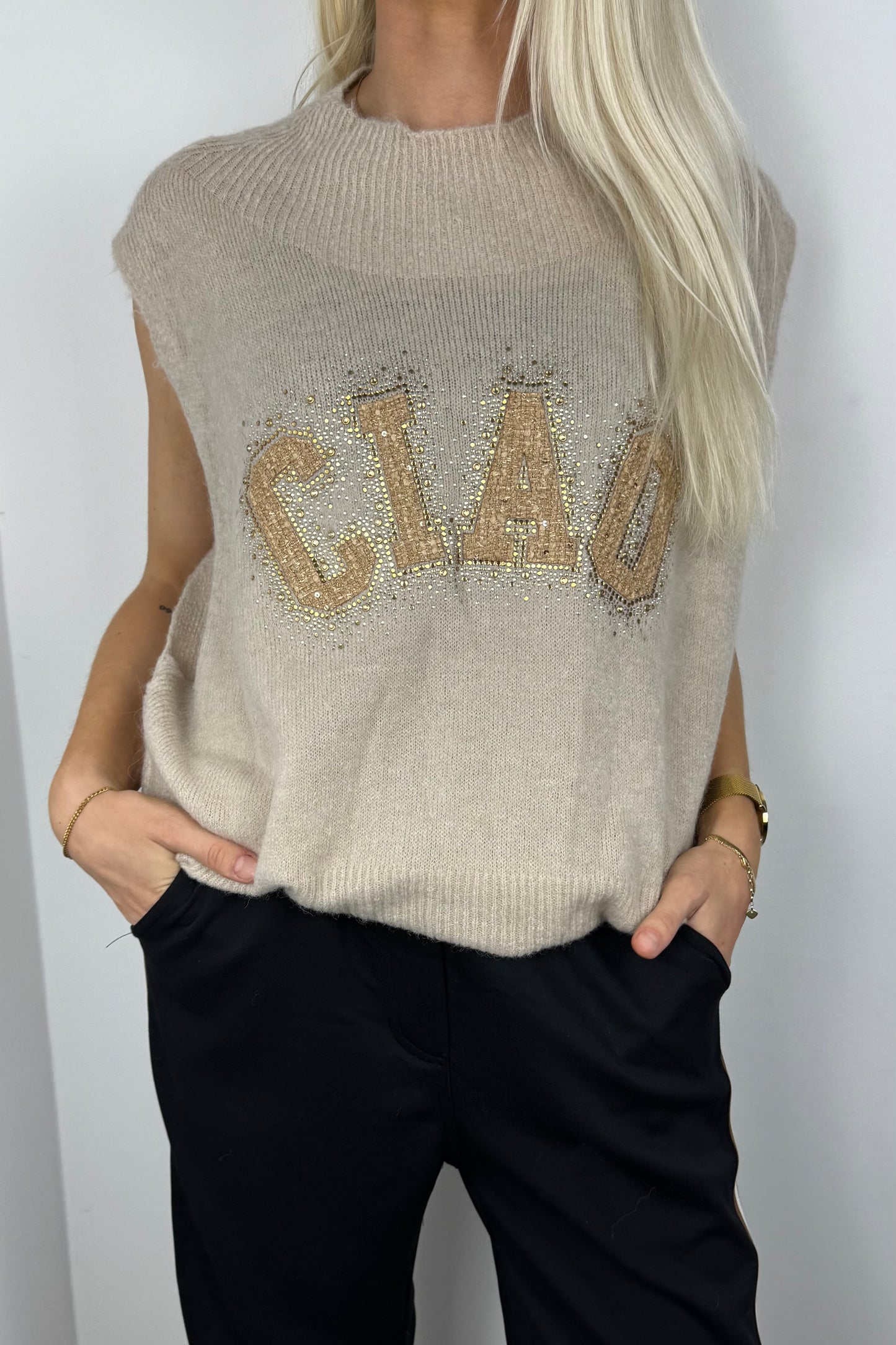Pullover mit Strass-Schriftzug „CIAO“ –Beige