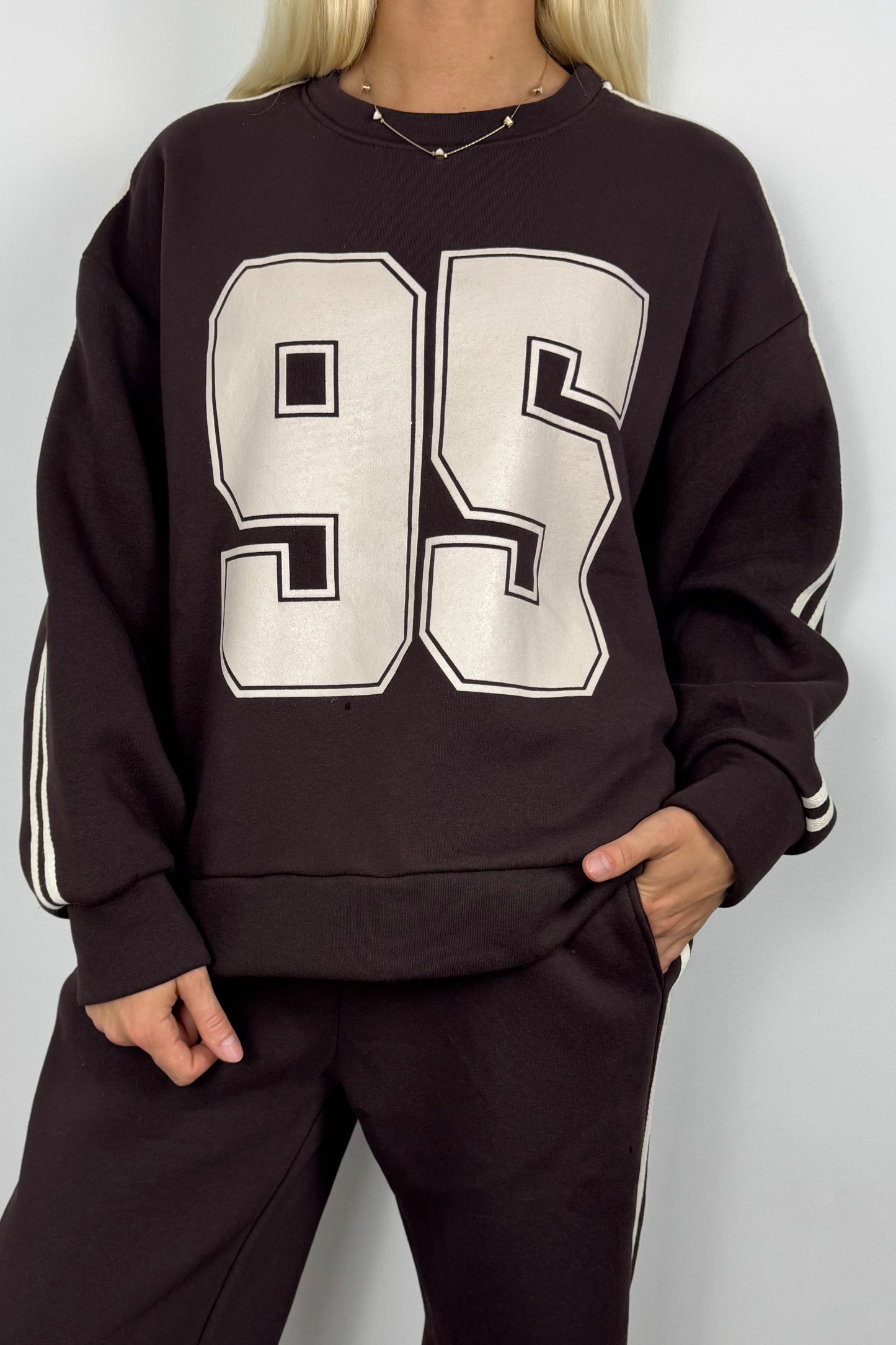 Trendiger Oversize-Sweater mit Print „95“ –Choco