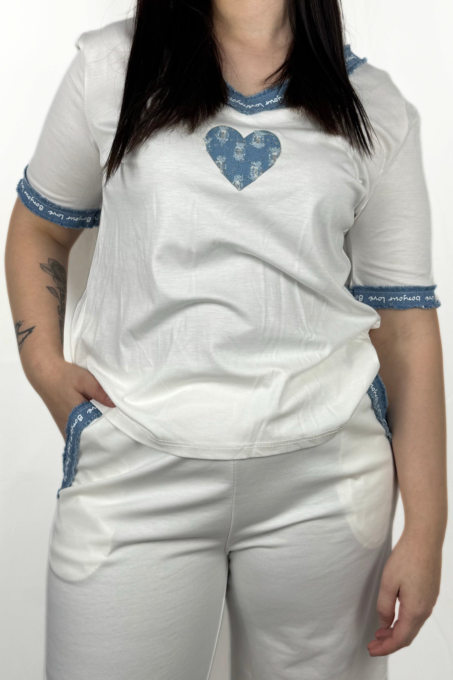T-Shirt mit Herz-Print & Jeans-Details – liebevoll & trendy