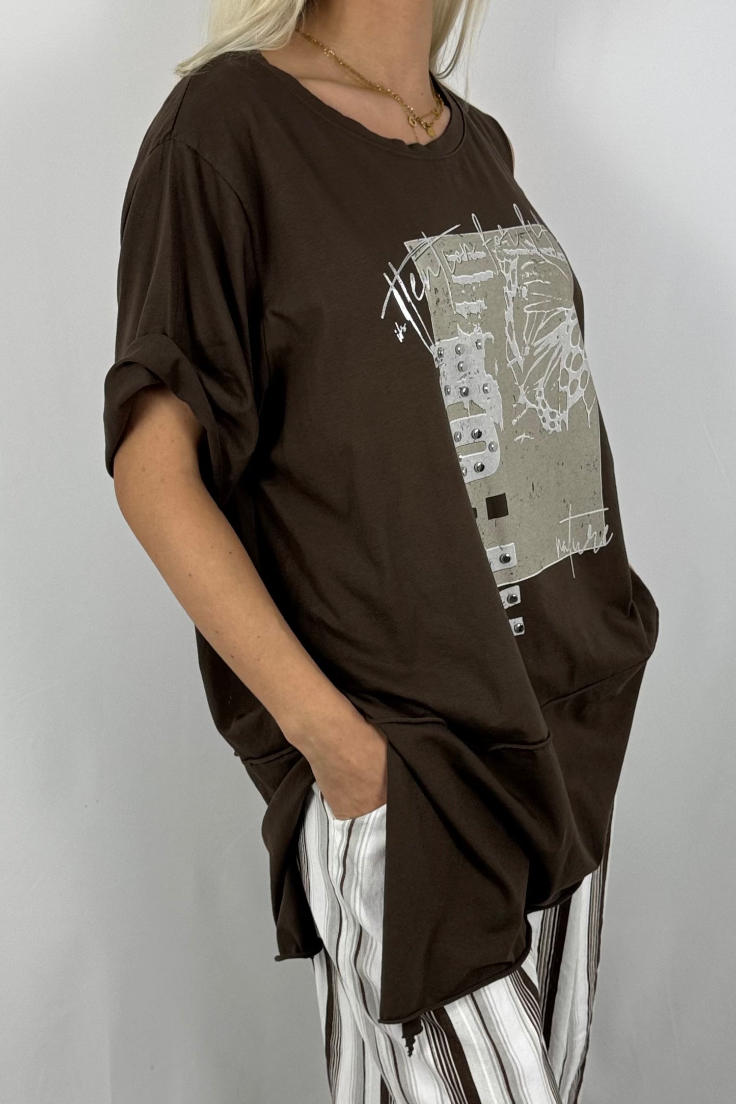 Asymmetrisches Shirt mit Print & Cut-Out-Details – modern und bequem-Schoko