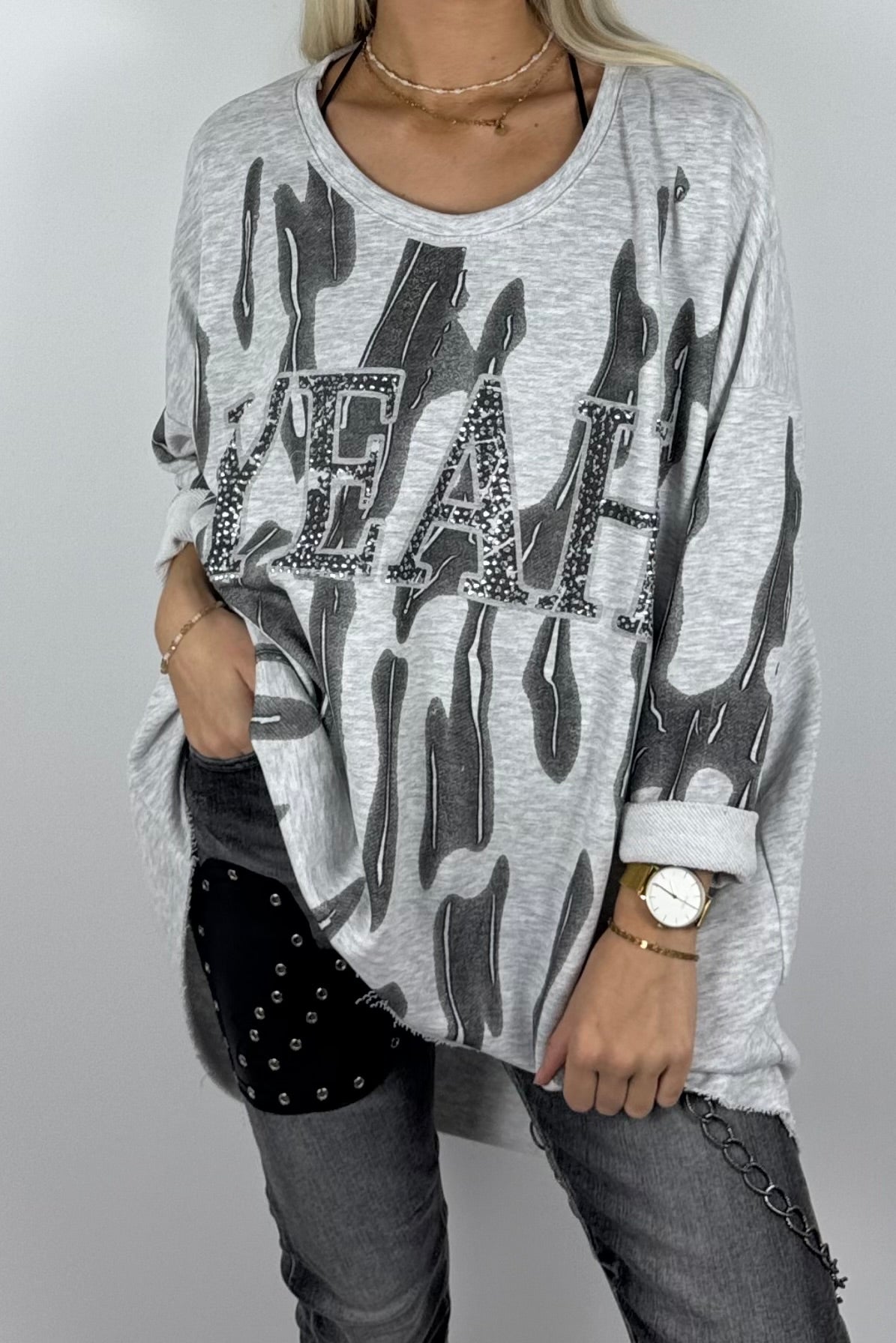 Damen-Sweatshirt mit „YEAH“-Schriftzug und Glitzersteinen-Grau