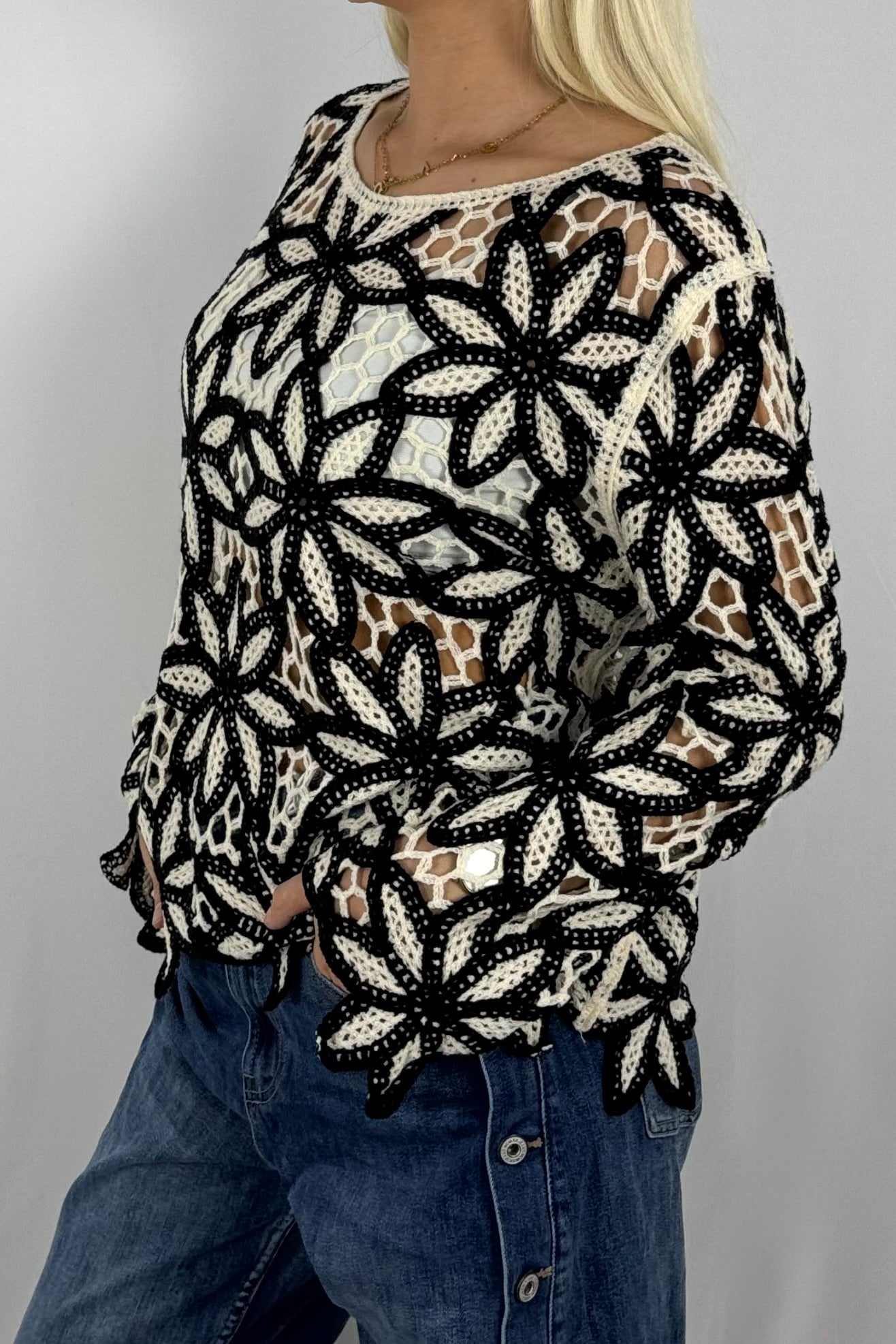 Gehäkeltes Oversize-Shirt mit Blumenmuster-Schwarz