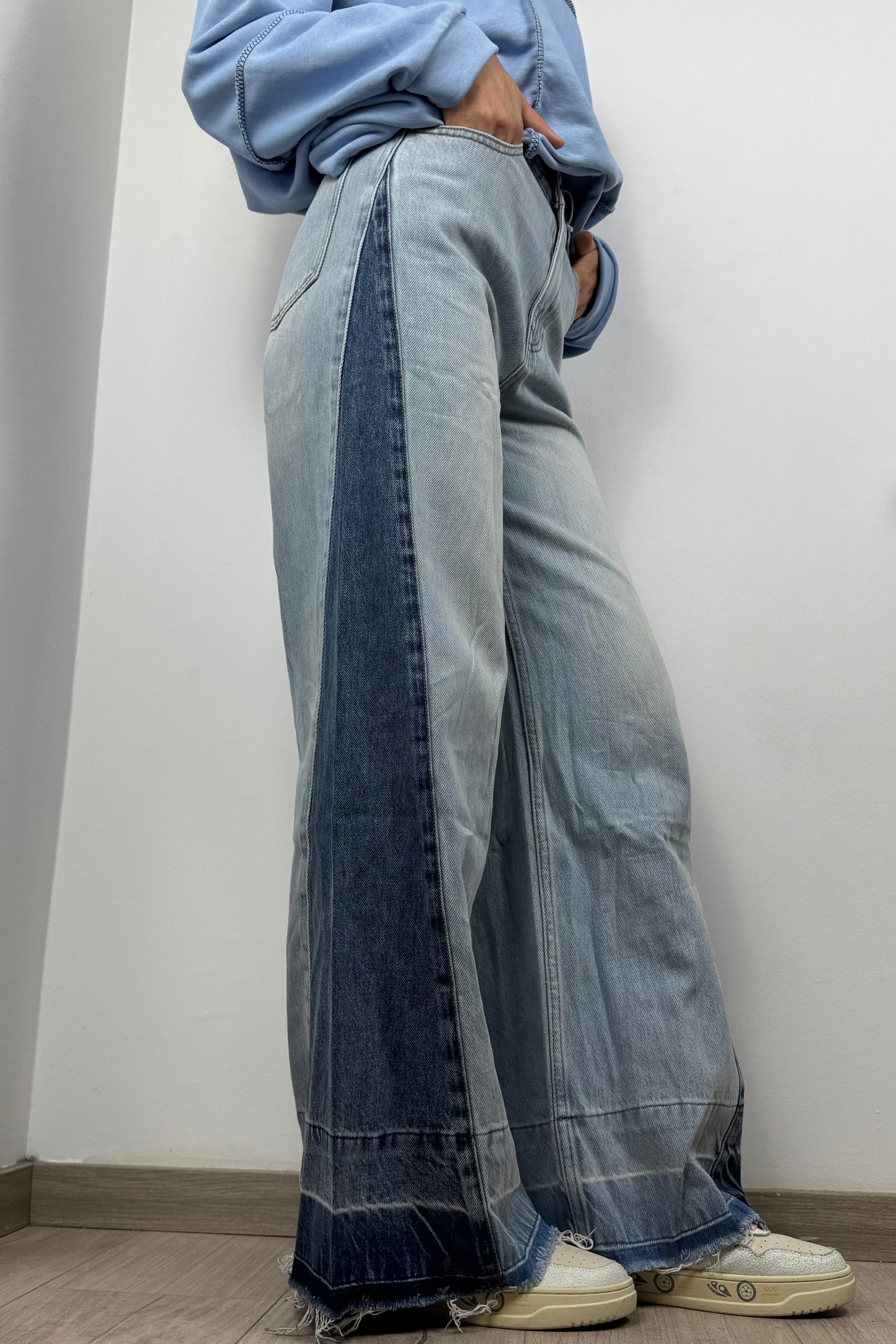 Zweifarbige Wide Leg Jeans
