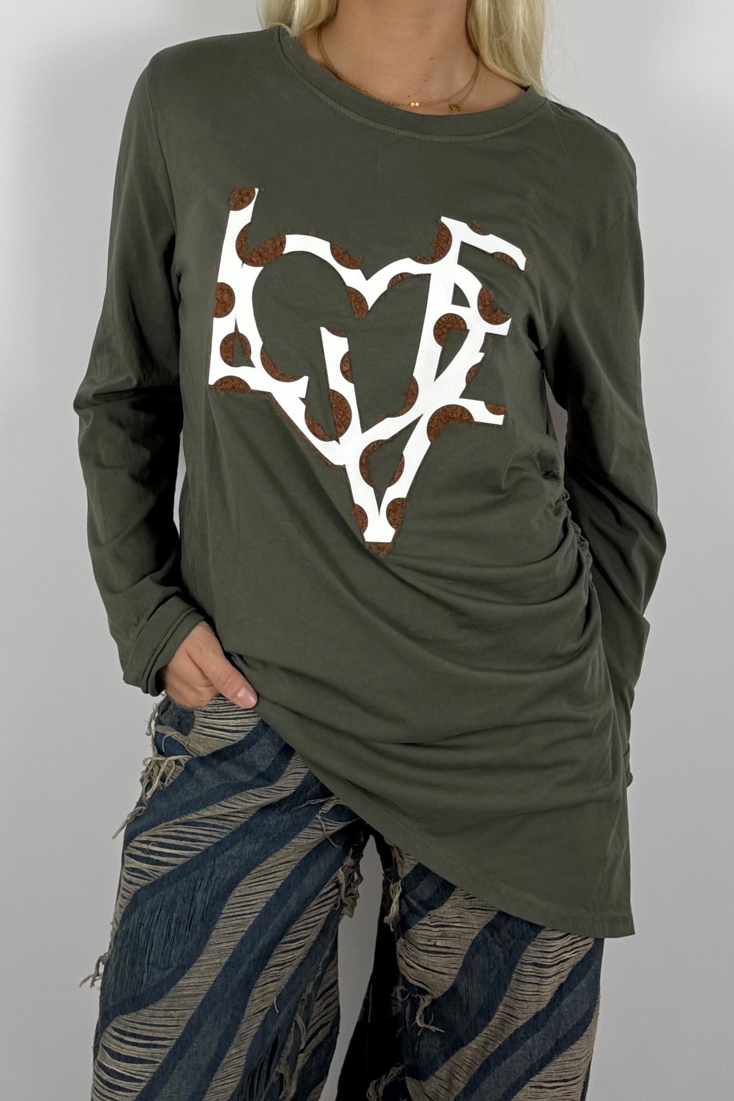 Damen Longshirt „LOVE“ mit Herz-Print – Oversize-Khaki