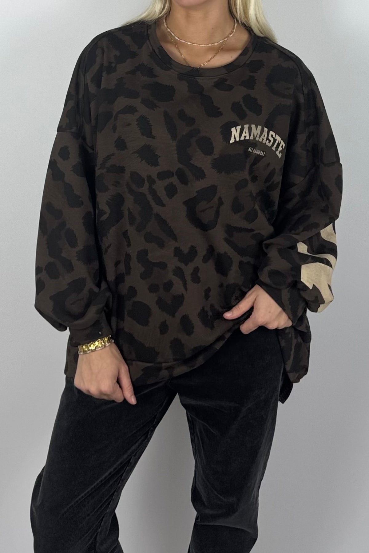 Leo Oversize Sweatshirt „Namaste“-Schoko