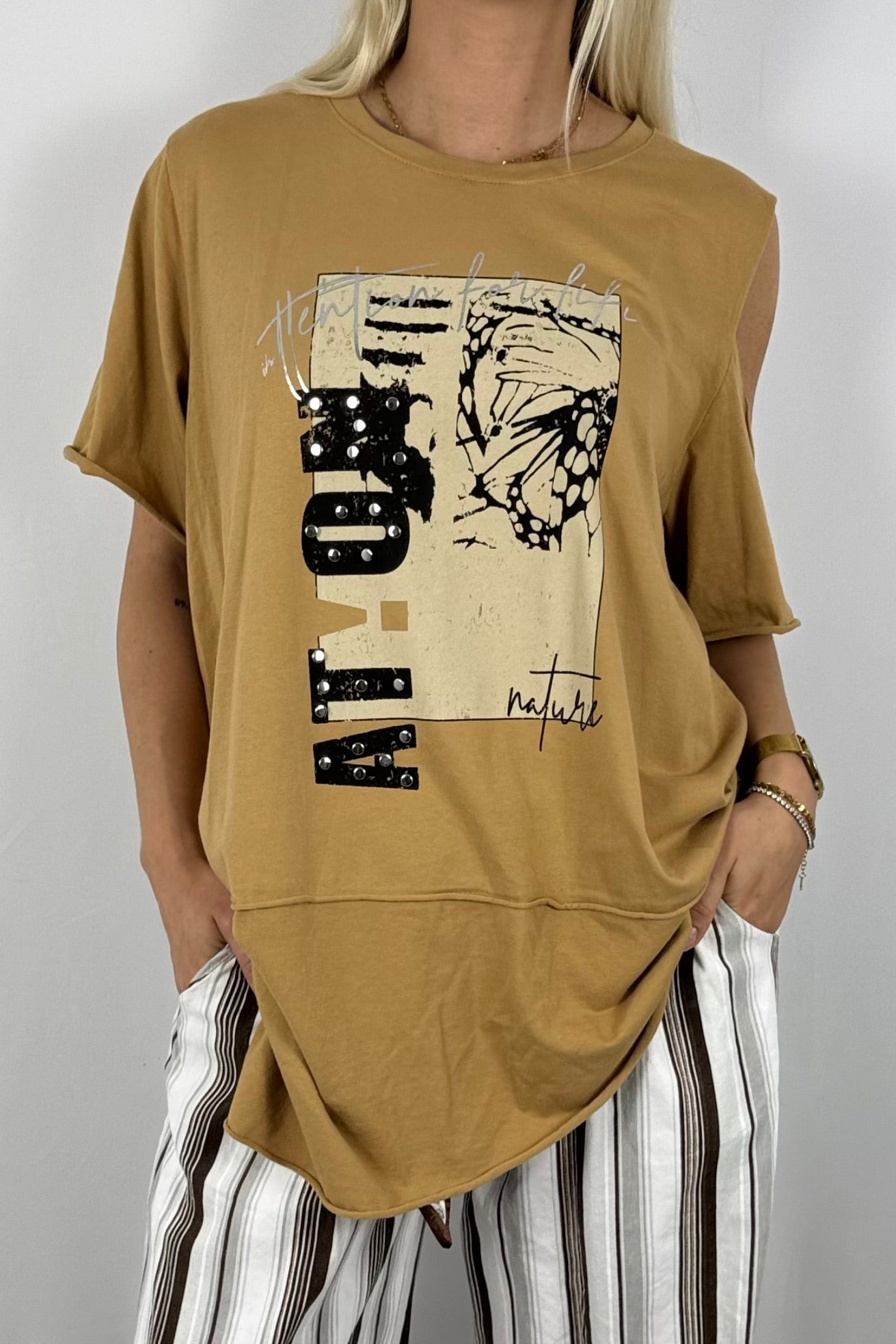 Asymmetrisches Shirt mit Print & Cut-Out-Details – modern und bequem-Kamel