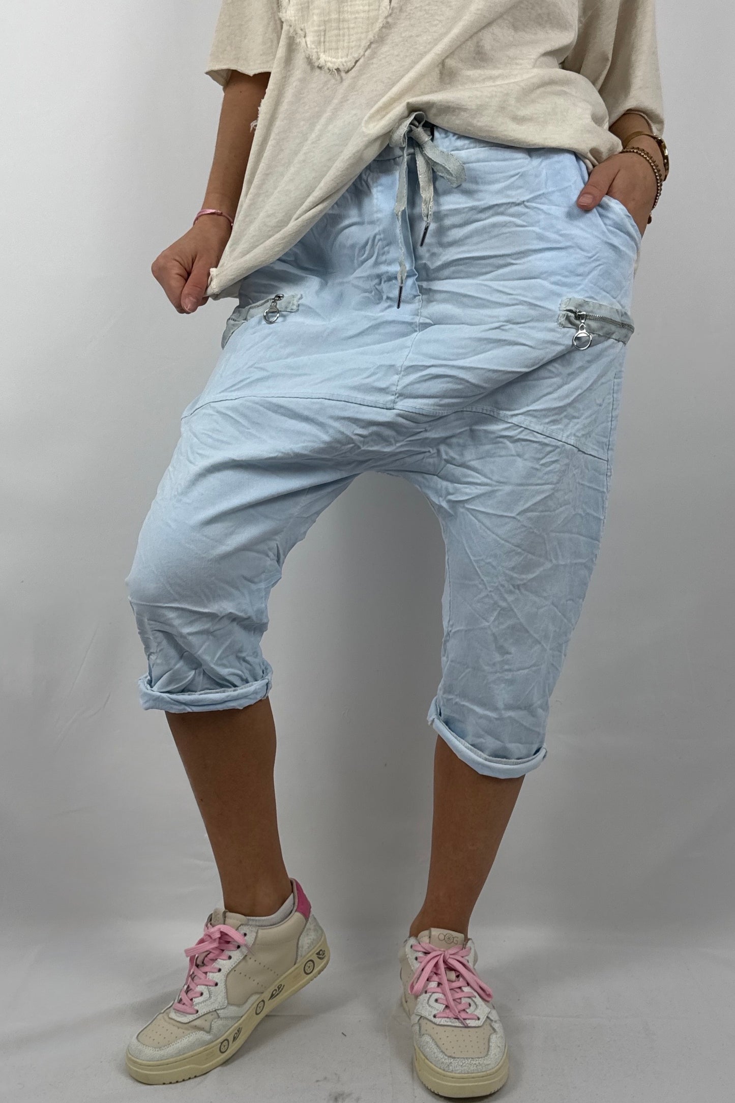 Damen Short mit Reißverschluss Details -Hellblau