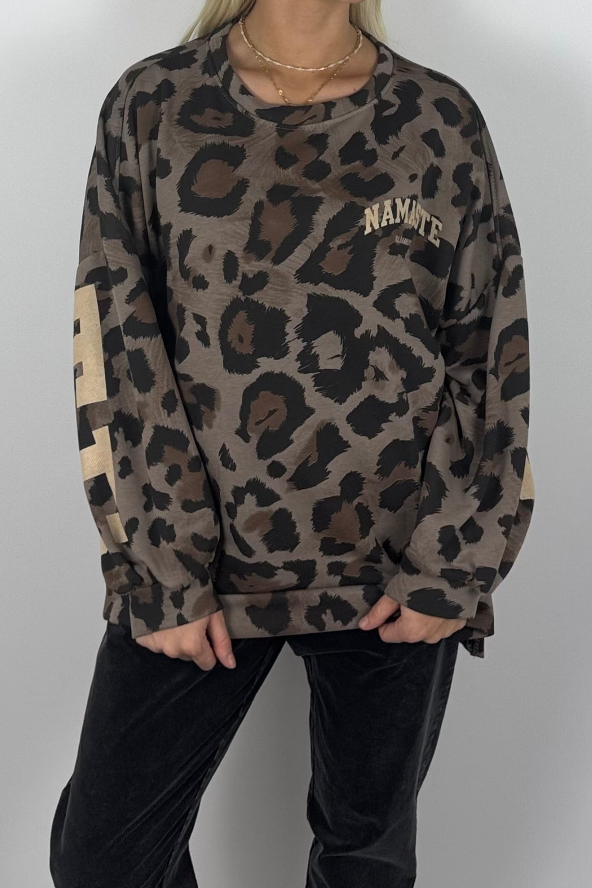 Leo Oversize Sweatshirt „Namaste“-Mud