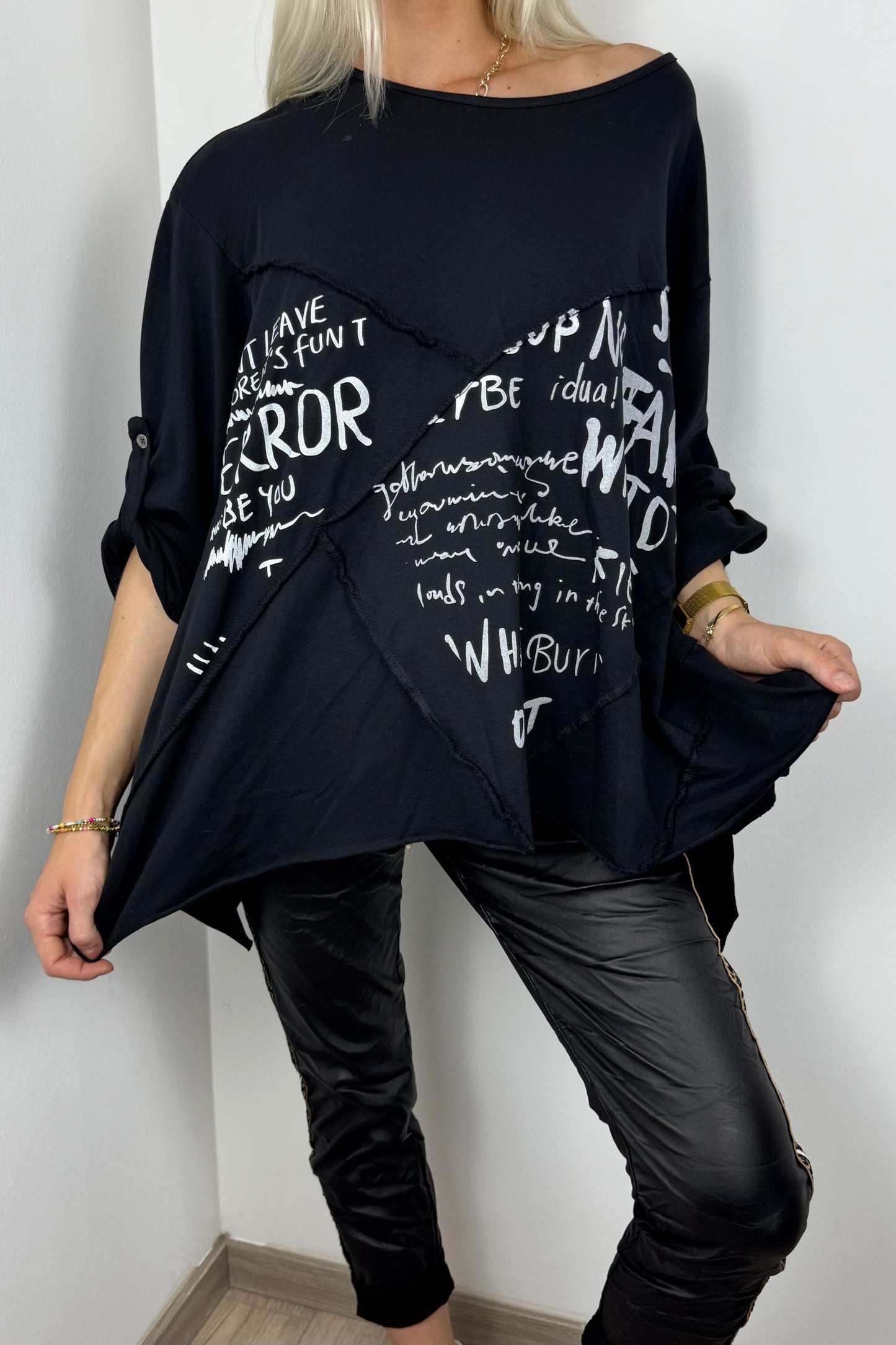 Oversize Shirt mit asymmetrischem Schnitt und Print-Details-Schwarz