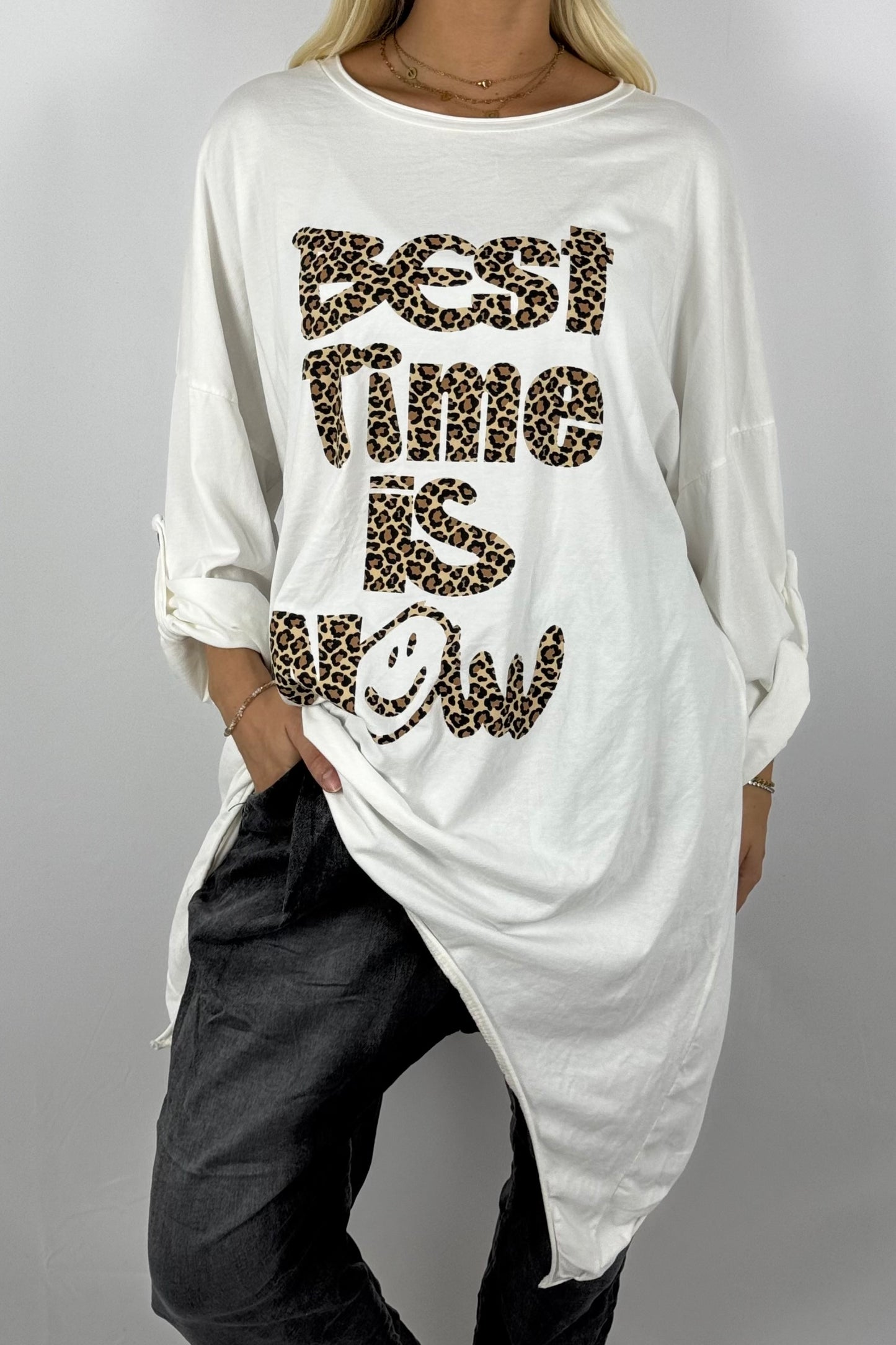 Damen Longshirt „Best Time Is Now“ – Leo-Print-Weiß