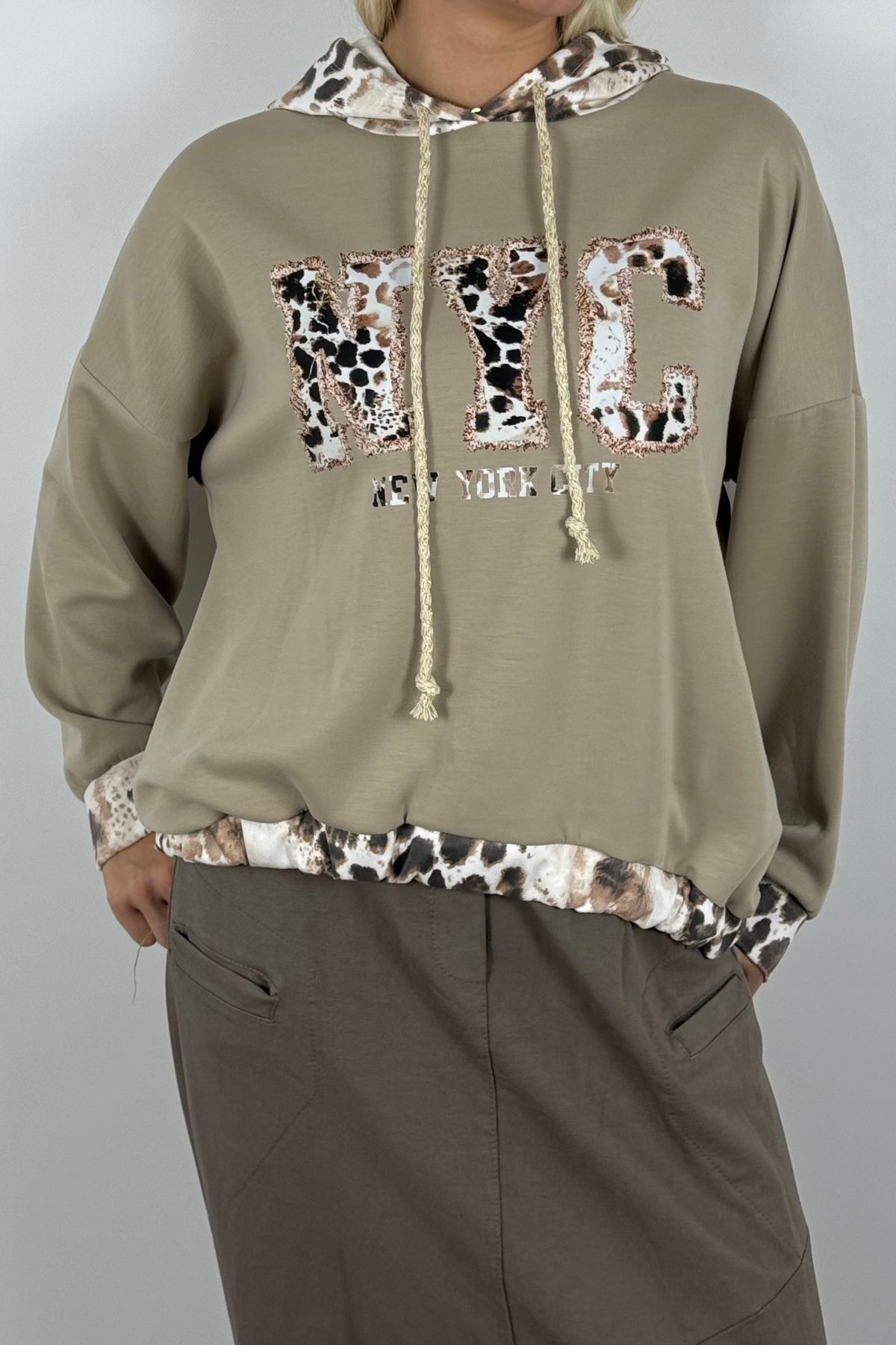 Oversize Pullover mit Kapuze & NYC Leo-Print – Mud