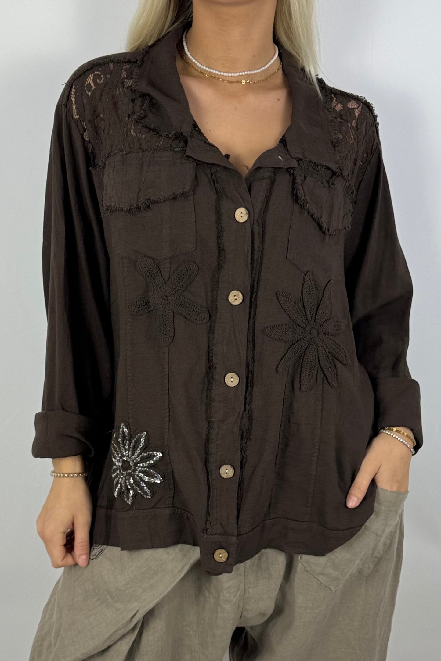 Leichte Bluse mit Häkelblumen & Spitzendetails-Schoko
