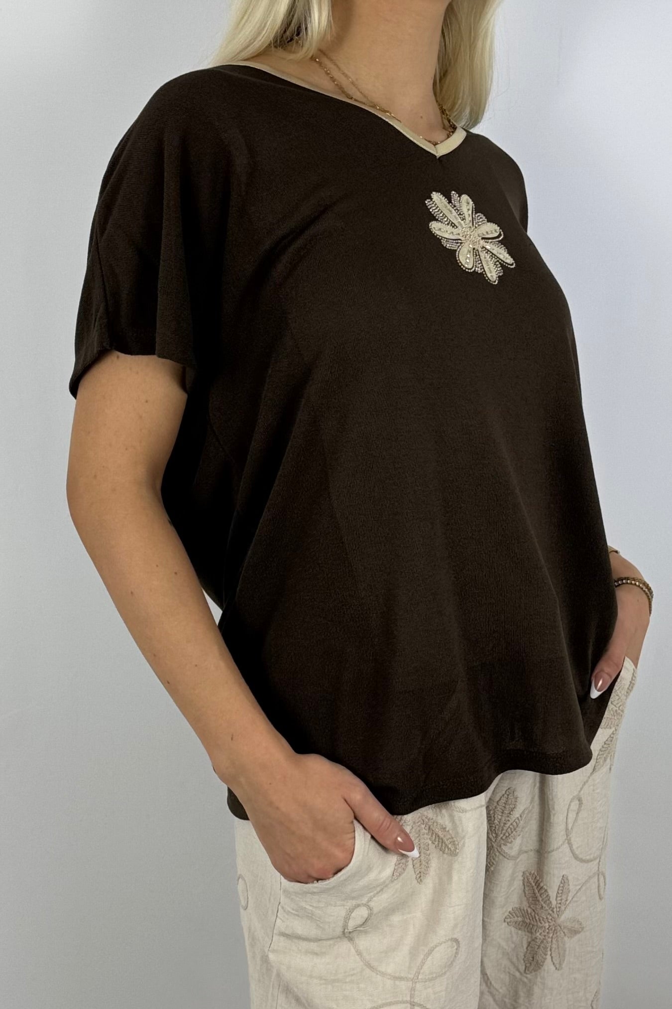 Glanzshirt mit V-Ausschnitt & Schmuckblüte-Schoko