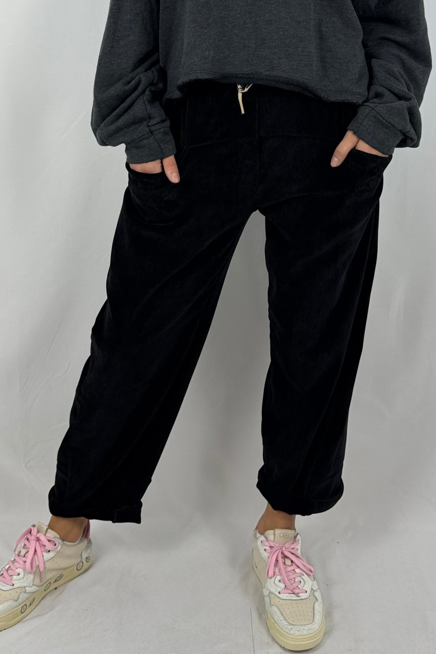 Damen Hose – Samtoptik mit Leo-Kordel-Schwarz